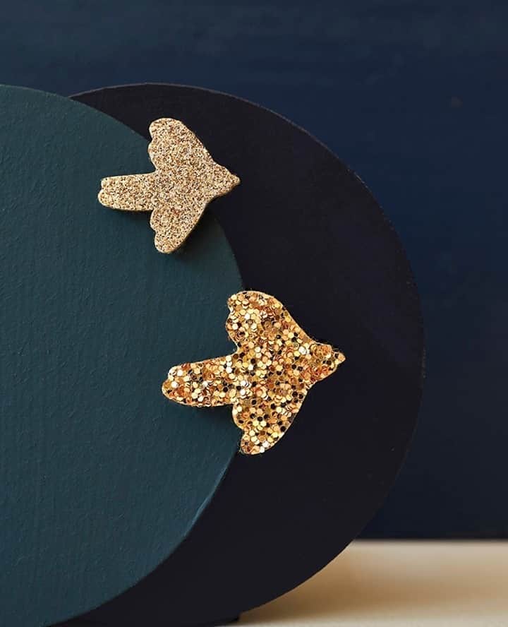 デプチオーのインスタグラム：「TOUT CE QUI BRILLE ✨⁠ Les hirondelles qui virevoltent dans la nuit⁠ ⁠ #despetitshauts #despetitshautsaddict #despetitsmoments #oiseauxdenuit #lavieenplusjoliedepuis20ans #lavieenplusjolie」