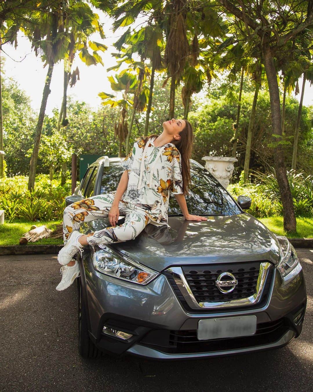 Camila Queirozのインスタグラム：「Separei alguns momentos especiais que passei ao lado do meu #NissanKicks esse ano. Infelizmente não foram taaantos já que ele passou bastante tempo na garagem. Hoje a cada voltinha com ele sinto uma sensação de liberdade e aproveito mais do que nunca. Esse é o meu #Top3 momentos com meu Nissan Kicks.🖤 @nissanbrasil #NissanBrasil #NissanKicks #publi」