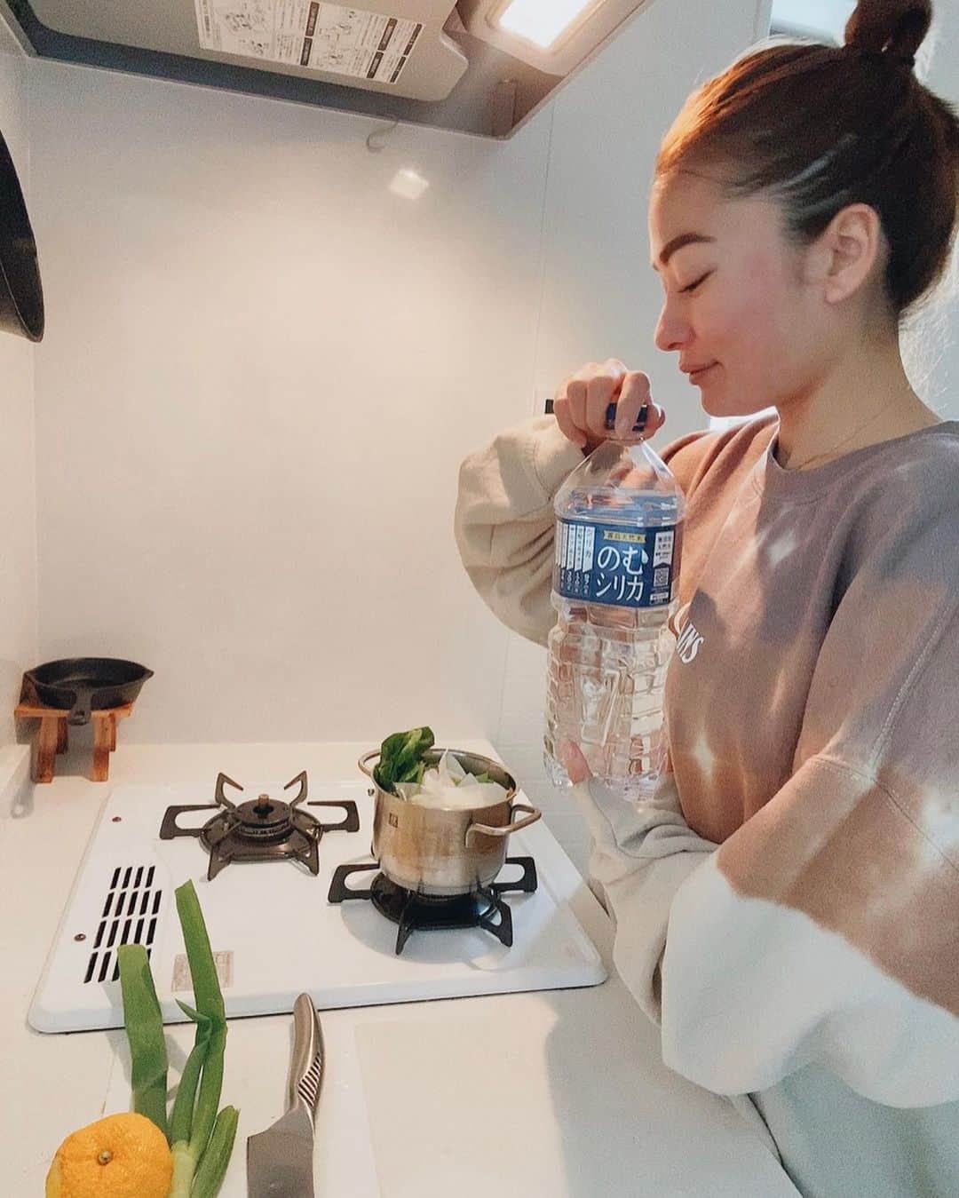 Fabiolla Takinamiのインスタグラム：「ぽかぽか鍋料理が増えるシーズン🥬 料理にのむシリカ( @nomusillica_official )を使ったら旨みがアップして味が全然違うから楽しい✨ 水が変わると料理も変わるのが分かるね🍲 鍋の日はシンプルに野菜と塩のみで食べるのが私の好み😳 第3回のむシリカレシピコンテストを開催中、料理テーマは「鍋料理」レシピコンテストもしてるみたいなので良かったらチェックしてみてね🌈  <レシピコンテストの応募方法> 1 instagramの公式アカウント「@nomusilica_official 」をフォロー 2 のむシリカを使用したこだわり料理を撮影（第3回目のテーマは鍋料理） 3 テキストに簡単なレシピを記載 4 料理写真に「@nomusilica_official 」の画像タグ、テキストに「 #のむシリカレシピ 」のタグをつけて投稿。で応募完了  #シリカ#シリカ水#のむシリカ#のむシリカレシピコンテスト #Supported#ナチュラルミネラルウォーター#霧島天然水#美容#デトックス#ダイエット#ケイ素」