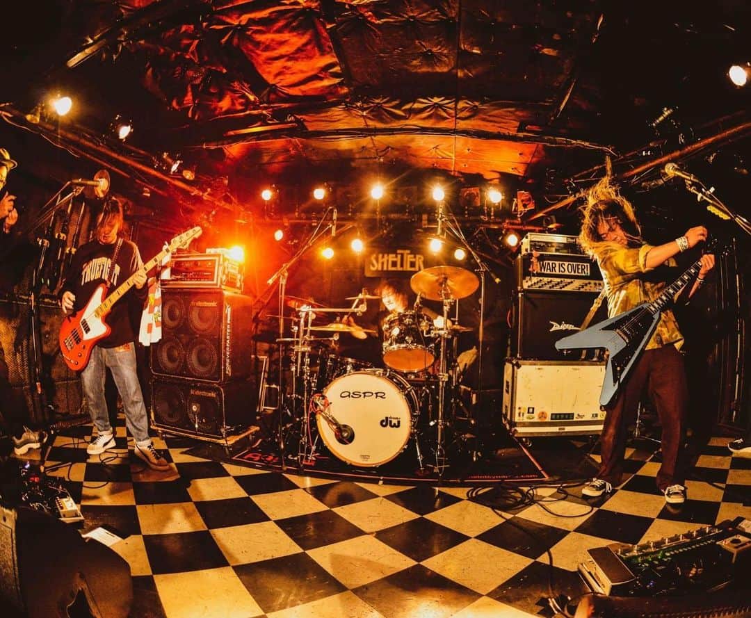 安野勇太のインスタグラム：「2020.12.28 下北沢SHELTER ライブ納め。色々あるけどやっぱりライブ最高だなと思いました！1部も2部も楽しかった！皆様また心身共に健康でお会いしましょう！ありがとうございました！そして陣中見舞いもありがとうございましたw (陣中見舞い以外photo by Rui Hashimoto) #HAWAIIAN6」