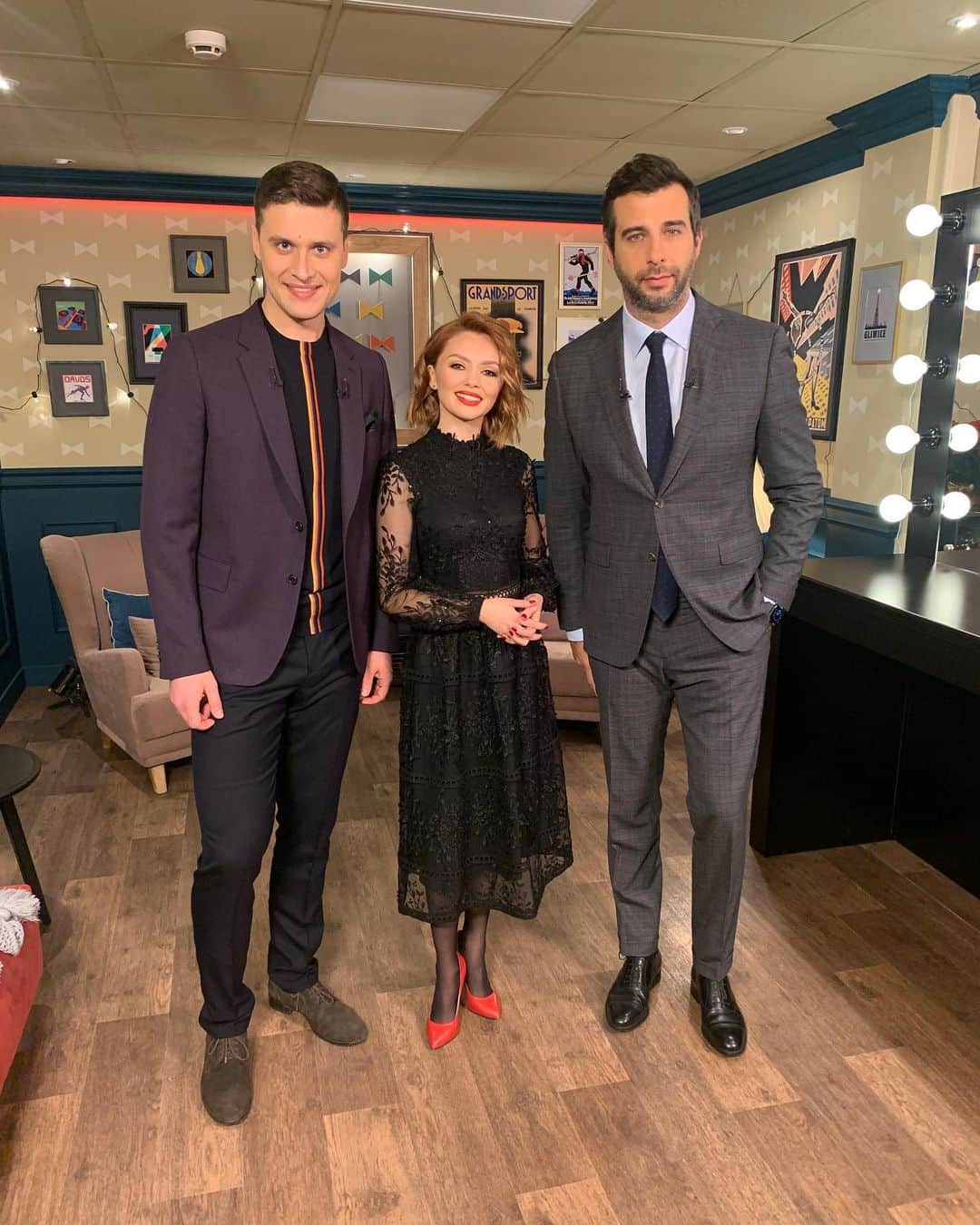 アレクサンドル・エンベルトのインスタグラム：「Вечерний Ургант в 23:30! 🤩  Сегодня мы с Ольгой будем гостями передачи Вечерний Ургант @vecherniy_urgant на Первом канале @1tv 🤗 Расскажем вам, как для нас прошёл Ледниковый период!😉  Не пропустите! Будет весело!😊  Muah @muah_awori_nastasya  Clothes @paulsmithdesign by @bosco_di_ciliegi   #ледниковыйпериод #фигурноекатание #вечернийургант первыйканал」