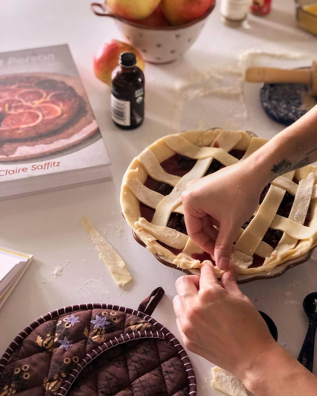 Urban Outfittersさんのインスタグラム写真 - (Urban OutfittersInstagram)「The best days usually start (and sometimes also end) with pie 😍 Shop must-haves for every baker at the link in bio. #UOHome」12月29日 0時03分 - urbanoutfitters
