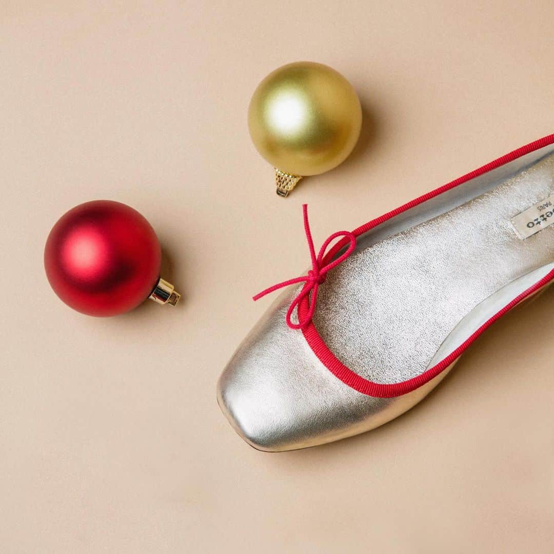Repettoさんのインスタグラム写真 - (RepettoInstagram)「La Rosalina se pare de rouge et d’or pour les fêtes #2021enRepetto #repetto #repettoshoes #BallerinesRosalina  Our Rosalina is dressed in red & gold for the holidays.  #2021InRepetto」12月29日 0時04分 - repettoparis