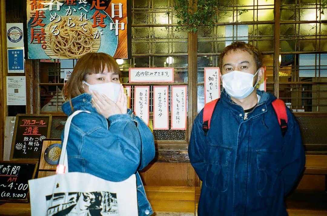 のインスタグラム：「先日の記録。しみちゃん @shimizumasaya が撮ってくれてたやつ。頂いた写真がどれもよく、フィルムカメラ欲しいなって、来年はわたしも撮ることはじめようかなって気持ちになった！何事も思い付きと行動、発揮できるかはそこにかかってるって思ってるの民だから、はじめてみる。決めた！🦧🧠 - #massofthefermentingdregs  #motfd #masudore #マスドレ #dawa  #flakerecords #filmcamera  #filmphotography  #フィルムカメラ」