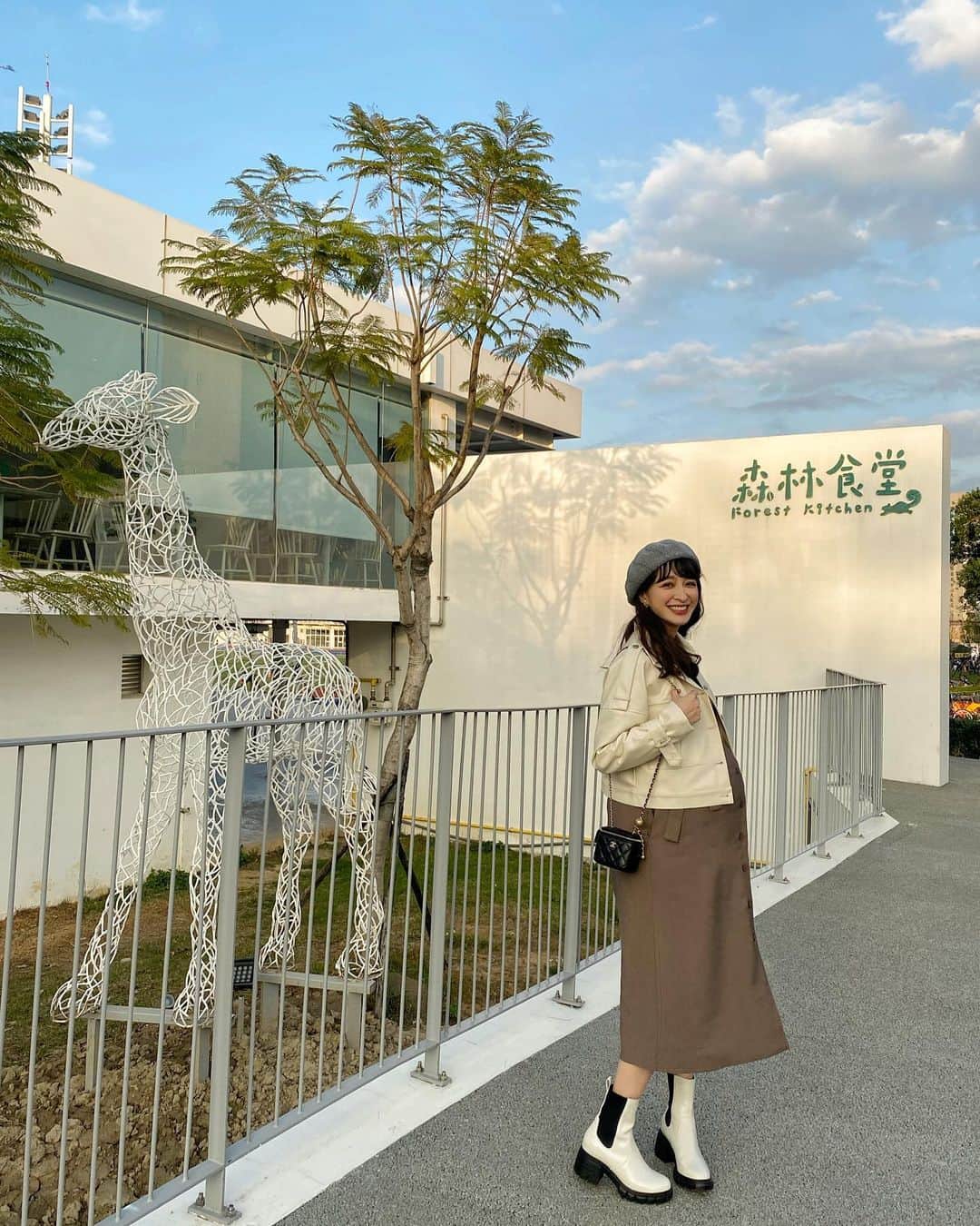 のインスタグラム：「上週末行程排滿滿😻 去了桃園又去新竹，跟著姐妹們外宿兩晚 而且第二晚還是超臨時決定的 因為在新竹看完舞台劇後 又到居酒屋續攤到太晚 所以索性直接找住宿住下來😆  當然要趁卸貨前還算行動自如的時候多跑一些地方 之後可以這麼自由的日子可是不多了呢😏  好喜歡新竹市立動物園這裡的氛圍 拍起來好美～ 運氣很好遇到了藍天白雲好天氣 而且週六還有市集可以逛唷🤍  #不過動物園裡面好不好逛就不知道了 #我們只有在外面逛逛走走😅 #kerinahsuehinhsinchu  我穿的洋裝跟外套還有萬萬身上都是 @anirek_official 的這週新品唷 羅羅穿的外套是上週上架那件 #姐妹們跟我出去玩不怕沒衣服穿哈哈哈 #本週新品上架日提前到週三 白色切爾西靴 @gracegifttw x #薛妞聯名鞋 #gracegiftxkerina #comingsoon #1月4日上架唷 #薛妞孕穿搭」