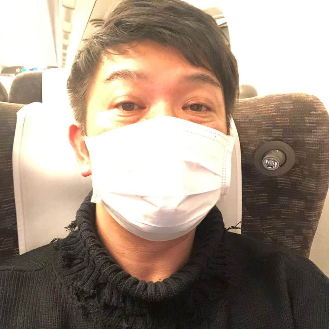 木本武宏さんのインスタグラム写真 - (木本武宏Instagram)「新幹線ではほとんどスマホ画面を見ているが、夜の帰り便とかになると新横浜辺りでは二重の幅がめっちゃ広がってくる。神様、これが老いというやつですよね？」12月29日 0時05分 - tkokimoto