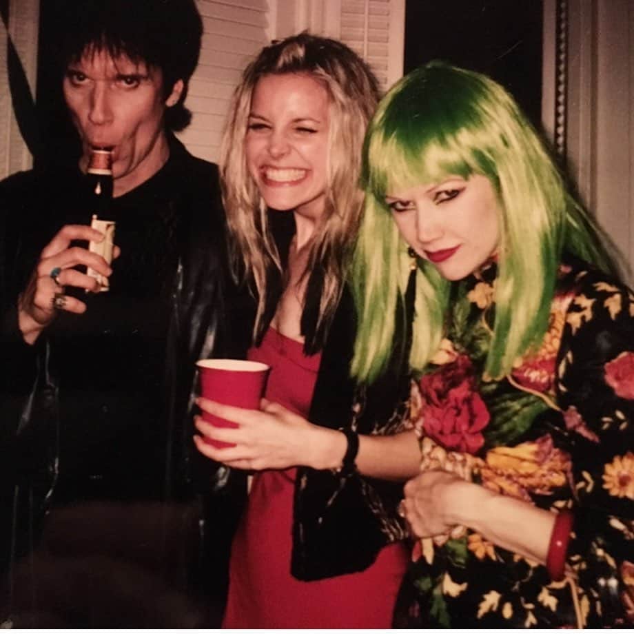 ロブ・ゾンビのインスタグラム：「I forgot to post this for Christmas 🎄 but it still counts. This a 1998 Christmas party at the Zombie house with Lux, Sheri and Ivy. Good times. 🎁⛄️👍🏼🎄The Zombie house was party central. #thecramps #sherimoonzombie #happychristmas」
