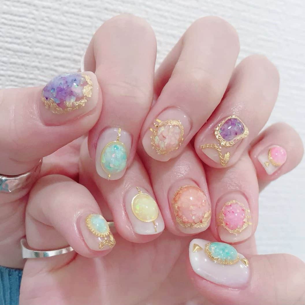 なかやまちえこのインスタグラム：「Opal nails💫⠀ ⠀ #nail #nails #nailart #ネイル #美甲 #ネイルアート  #japanesenailart #manucure #japanesenails #manicurist #gelnails #أظافر #네일아트 #미용 #vẽmóng #ngườiđẹp  #เพ้นท์เล็บ #искусствоногтя #artedeuñas #เพ้นท์เล็บเจล #ジェルネイルデザイン #ネイルデザイン #senikuku #nagelkunst #オパールネイル #opalnails #アクセサリーネイル」