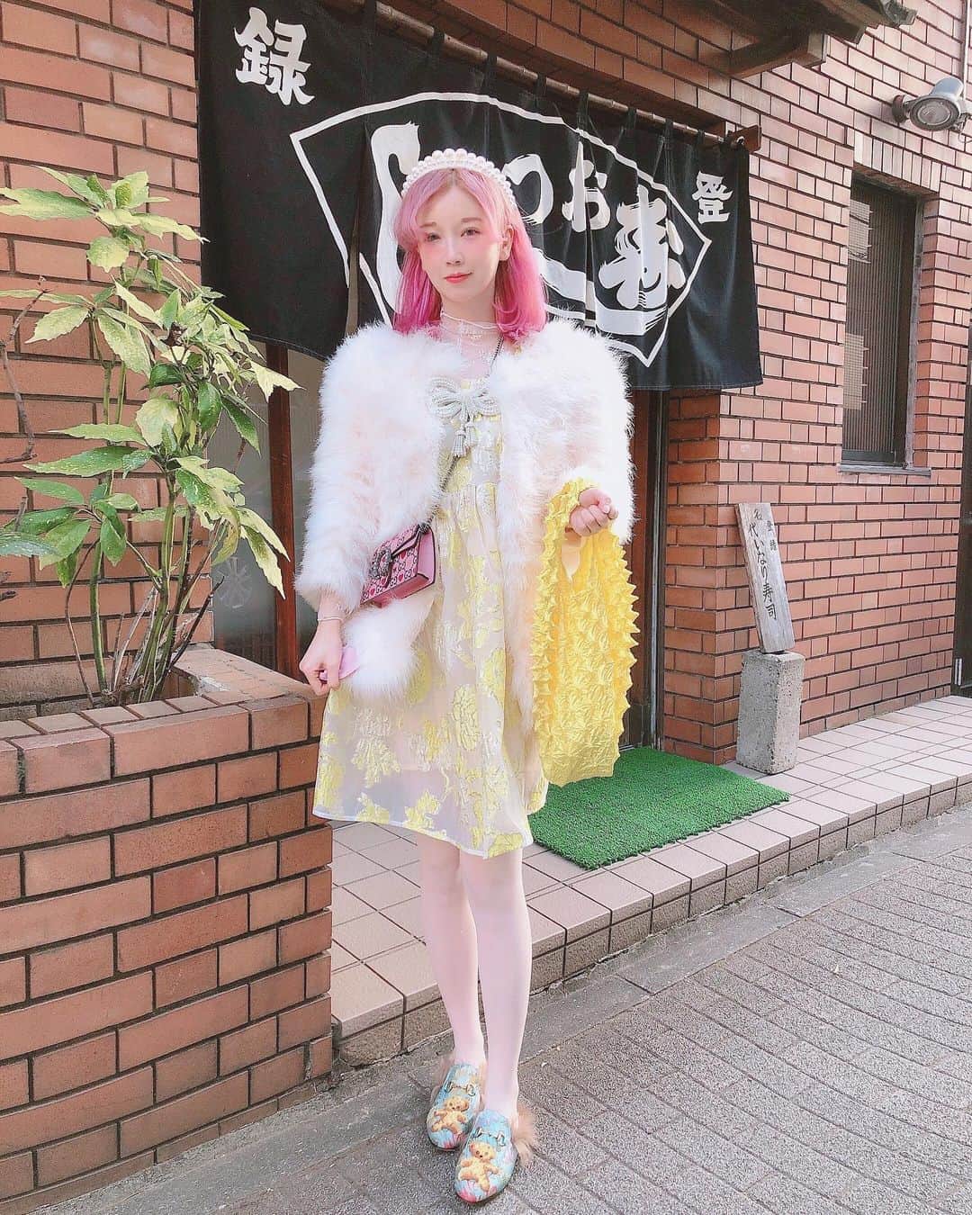 のインスタグラム：「🌼🌼黄色コーデ 🌼🌼 #sisterjane  #gucci」