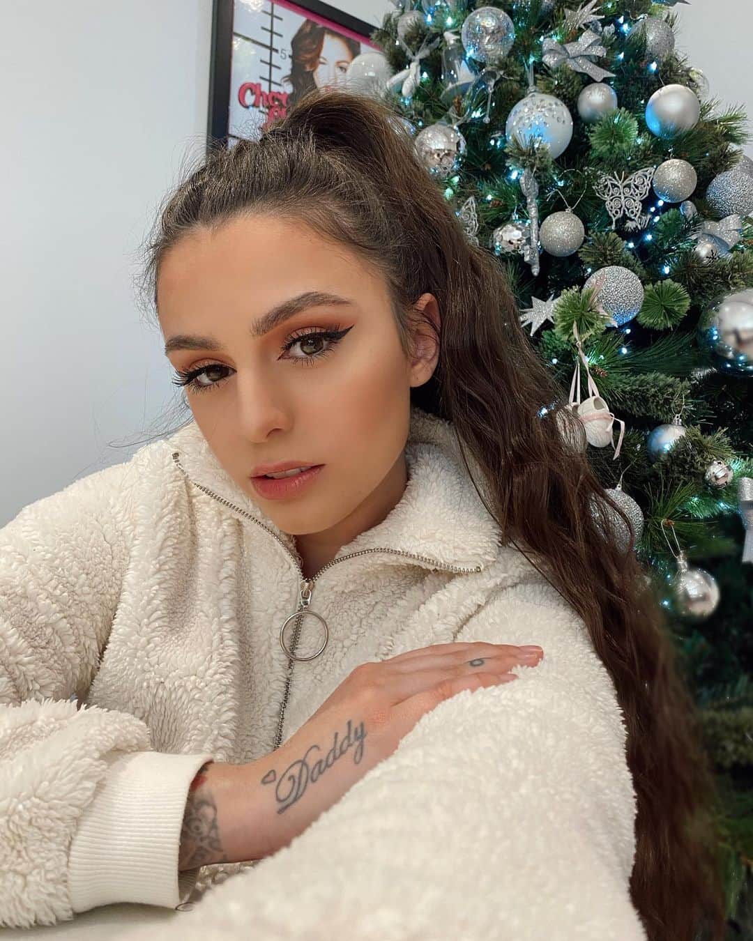 シェール・ロイドのインスタグラム：「The last few days have been lovely.  Sending lots of love 🤍」