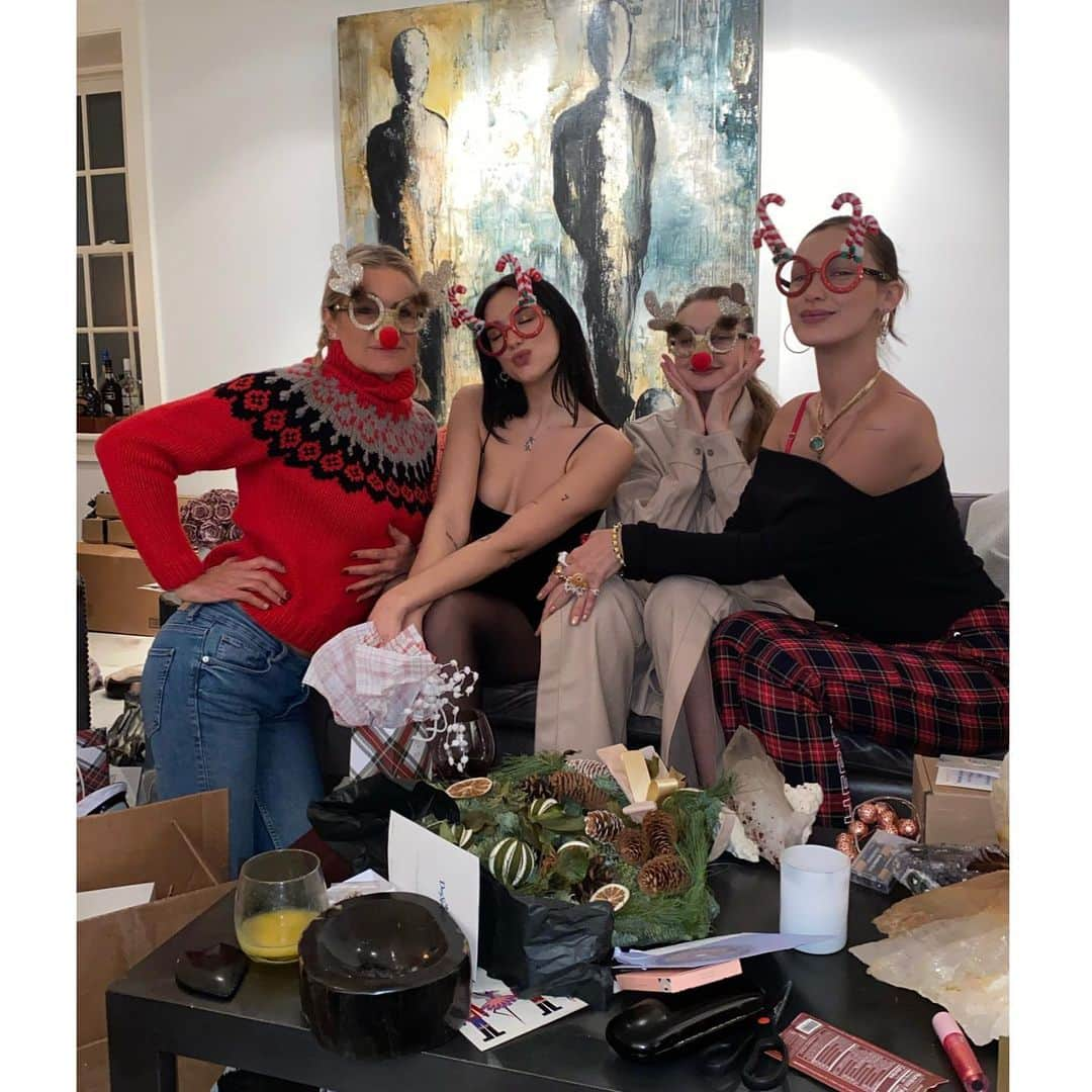 ヨランダ・ハディッドのインスタグラム：「❤️ One day, we will look back on this time and talk about what we learned, how we grew and how grateful we were to have each other...... #Christmas2020 #Family」