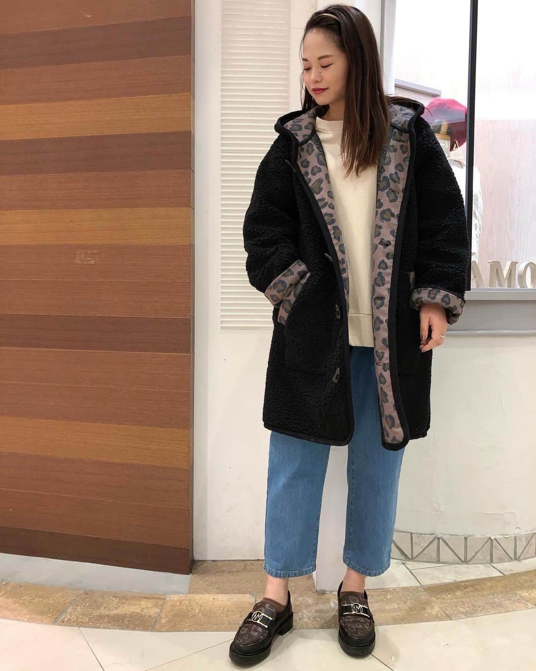 新谷美奈さんのインスタグラム写真 - (新谷美奈Instagram)「.﻿ ﻿ 年末の寒波に向けて備えておきたい☃️﻿ もこもこぬくぬくボアコート🧸🤎﻿ びっくりするくらい軽くてあったか🤍﻿ ﻿ 着膨れが心配なボアだけど﻿ ヒョウ柄をアクセントに使ってるので﻿ メリハリ感があって着膨れとは無縁🙆🏼‍♀️﻿ これは王道のカジュアルで着たいな☺️💕﻿ ﻿ Nina mew﻿ coat ¥36,000+tax﻿ sweat ¥15,000+tax﻿ shoes ¥28,000+tax﻿ ______________________________________﻿ ﻿ 🎍Nina mew 2021 HAPPY BAG🛍﻿ 数量限定！予約販売は12/31まで🤍﻿ ﻿ ☃️WINTER SALE開催中！﻿ ﻿ @ninamew_official#Ninamew#ニーナミュウ#ゆめタウン#ゆめタウン佐賀#セレクトショップ#selectshop」12月29日 0時18分 - mina__0215