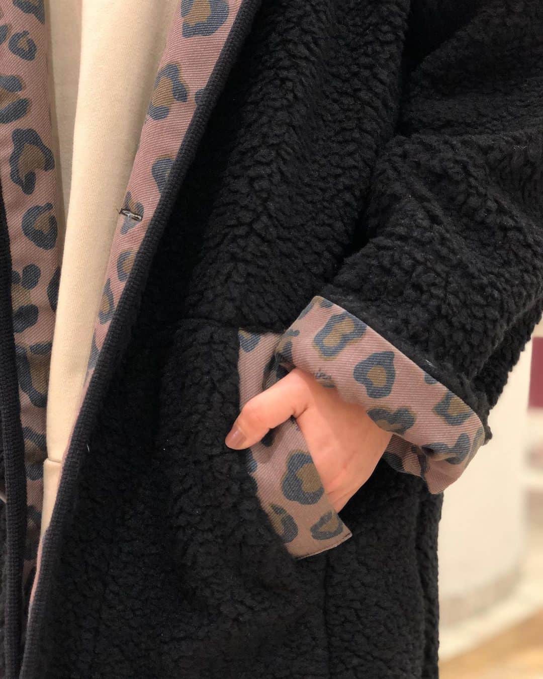 新谷美奈さんのインスタグラム写真 - (新谷美奈Instagram)「.﻿ ﻿ 年末の寒波に向けて備えておきたい☃️﻿ もこもこぬくぬくボアコート🧸🤎﻿ びっくりするくらい軽くてあったか🤍﻿ ﻿ 着膨れが心配なボアだけど﻿ ヒョウ柄をアクセントに使ってるので﻿ メリハリ感があって着膨れとは無縁🙆🏼‍♀️﻿ これは王道のカジュアルで着たいな☺️💕﻿ ﻿ Nina mew﻿ coat ¥36,000+tax﻿ sweat ¥15,000+tax﻿ shoes ¥28,000+tax﻿ ______________________________________﻿ ﻿ 🎍Nina mew 2021 HAPPY BAG🛍﻿ 数量限定！予約販売は12/31まで🤍﻿ ﻿ ☃️WINTER SALE開催中！﻿ ﻿ @ninamew_official#Ninamew#ニーナミュウ#ゆめタウン#ゆめタウン佐賀#セレクトショップ#selectshop」12月29日 0時18分 - mina__0215