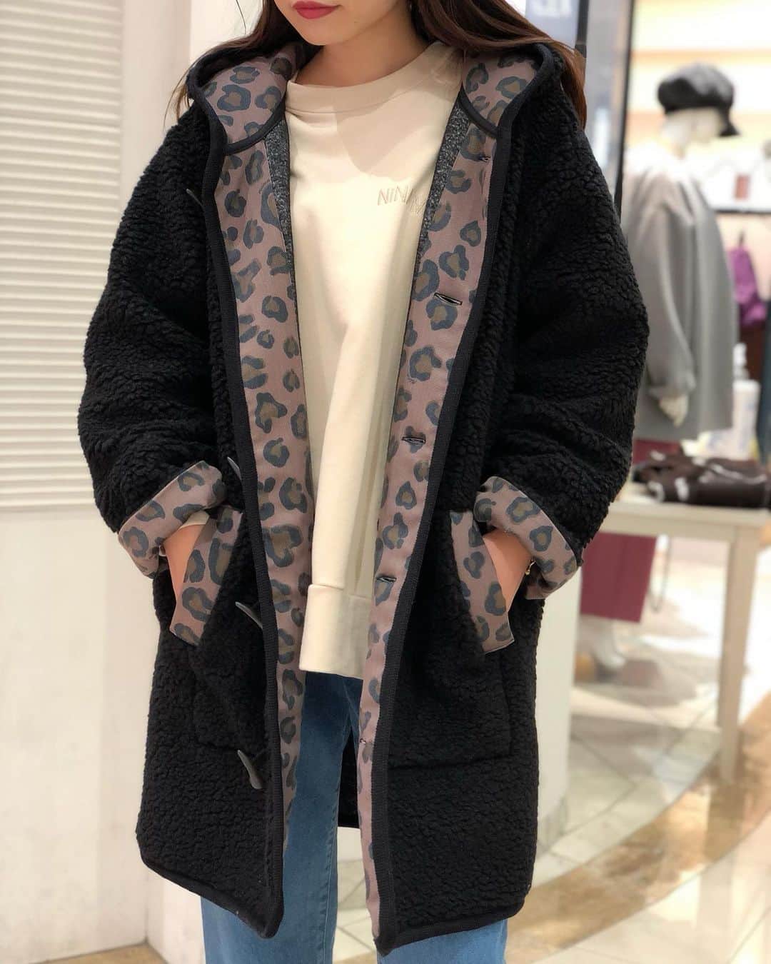 新谷美奈さんのインスタグラム写真 - (新谷美奈Instagram)「.﻿ ﻿ 年末の寒波に向けて備えておきたい☃️﻿ もこもこぬくぬくボアコート🧸🤎﻿ びっくりするくらい軽くてあったか🤍﻿ ﻿ 着膨れが心配なボアだけど﻿ ヒョウ柄をアクセントに使ってるので﻿ メリハリ感があって着膨れとは無縁🙆🏼‍♀️﻿ これは王道のカジュアルで着たいな☺️💕﻿ ﻿ Nina mew﻿ coat ¥36,000+tax﻿ sweat ¥15,000+tax﻿ shoes ¥28,000+tax﻿ ______________________________________﻿ ﻿ 🎍Nina mew 2021 HAPPY BAG🛍﻿ 数量限定！予約販売は12/31まで🤍﻿ ﻿ ☃️WINTER SALE開催中！﻿ ﻿ @ninamew_official#Ninamew#ニーナミュウ#ゆめタウン#ゆめタウン佐賀#セレクトショップ#selectshop」12月29日 0時18分 - mina__0215