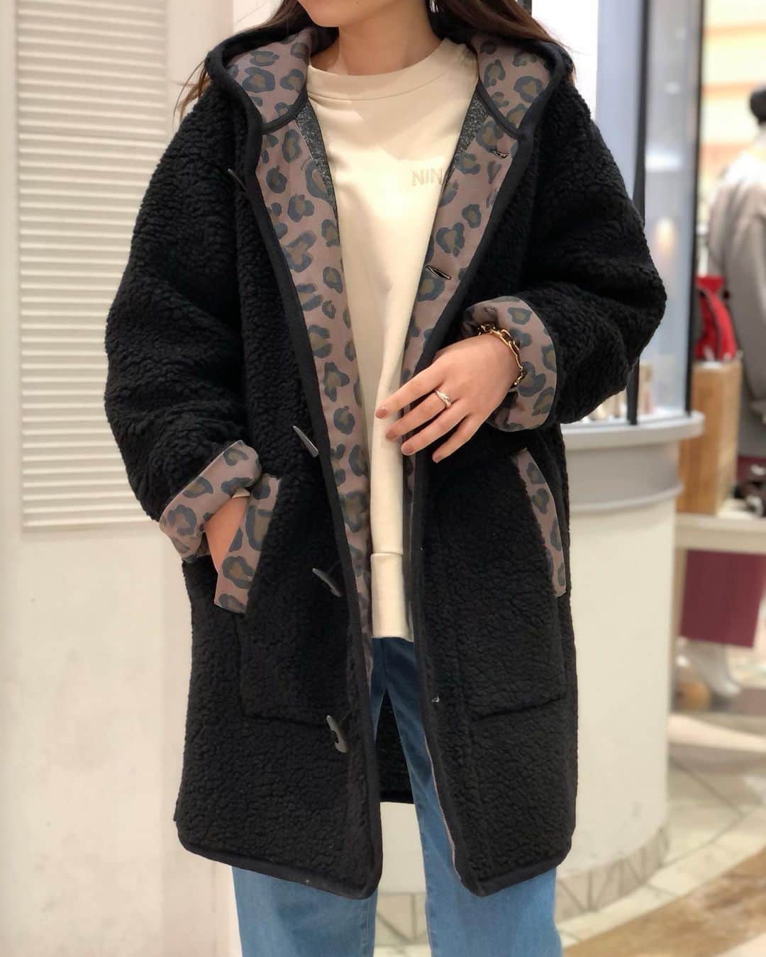 新谷美奈のインスタグラム：「.﻿ ﻿ 年末の寒波に向けて備えておきたい☃️﻿ もこもこぬくぬくボアコート🧸🤎﻿ びっくりするくらい軽くてあったか🤍﻿ ﻿ 着膨れが心配なボアだけど﻿ ヒョウ柄をアクセントに使ってるので﻿ メリハリ感があって着膨れとは無縁🙆🏼‍♀️﻿ これは王道のカジュアルで着たいな☺️💕﻿ ﻿ Nina mew﻿ coat ¥36,000+tax﻿ sweat ¥15,000+tax﻿ shoes ¥28,000+tax﻿ ______________________________________﻿ ﻿ 🎍Nina mew 2021 HAPPY BAG🛍﻿ 数量限定！予約販売は12/31まで🤍﻿ ﻿ ☃️WINTER SALE開催中！﻿ ﻿ @ninamew_official#Ninamew#ニーナミュウ#ゆめタウン#ゆめタウン佐賀#セレクトショップ#selectshop」