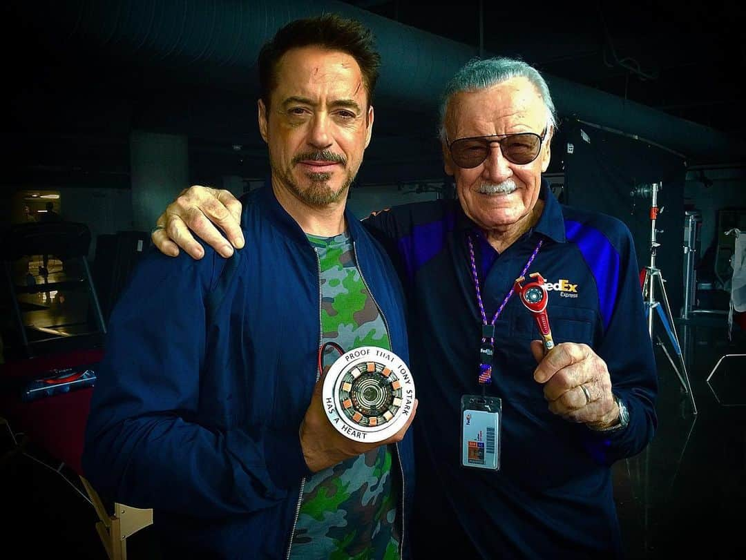 ロバート・ダウニー・Jrさんのインスタグラム写真 - (ロバート・ダウニー・JrInstagram)「Are you Tony Stank ? 😆 #HappyBirthday Stan 🙌🏽 We miss you... #bts #StanLee #Excelsior @marvelstudios #civilwar #throwback #atlanta (📸 @jimmy_rich ) proof that #tonystark has a #heart ♥️」12月29日 0時20分 - robertdowneyjr