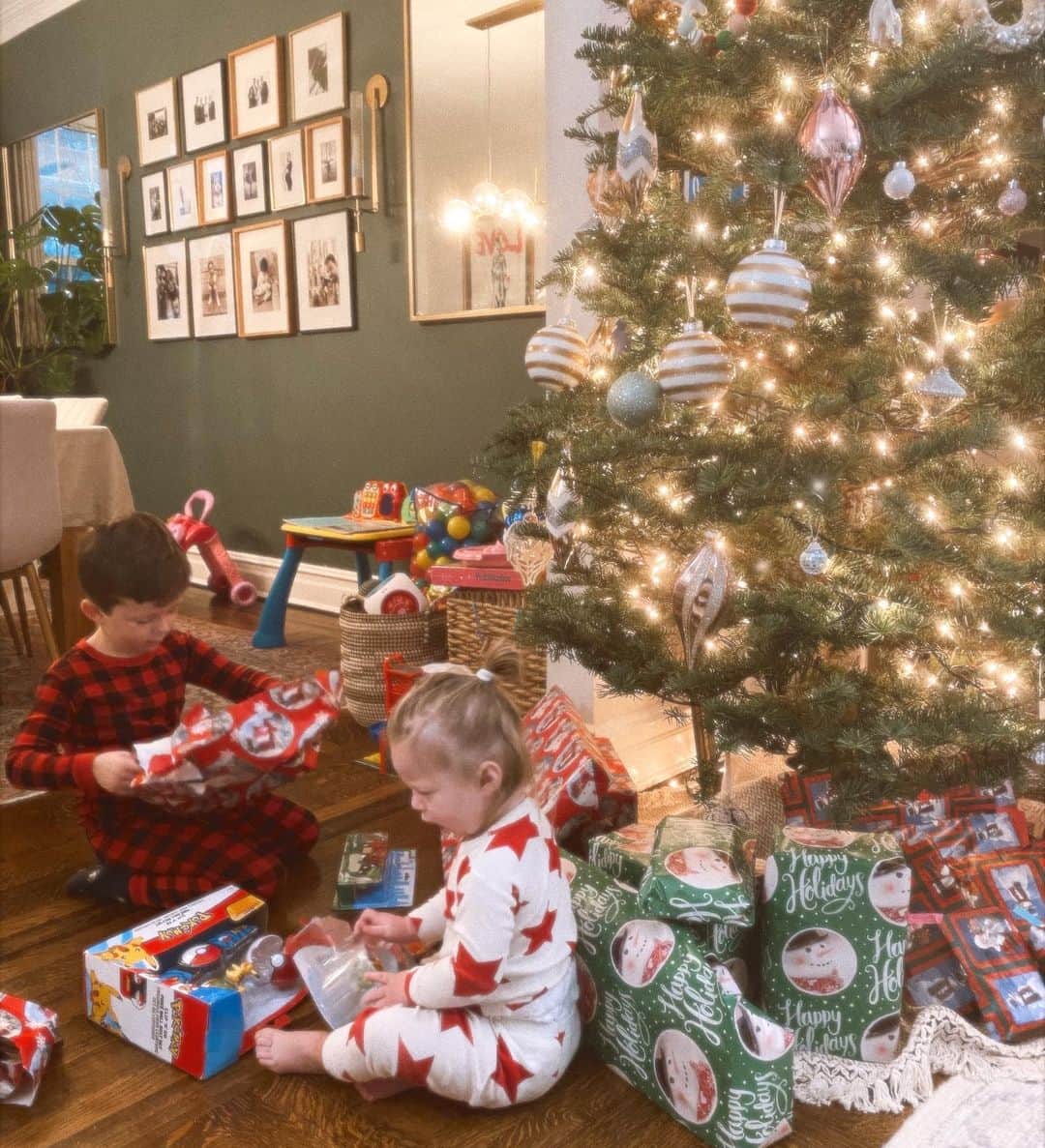 Helena Glazer Hodneさんのインスタグラム写真 - (Helena Glazer HodneInstagram)「Christmas 2020🎄✨🎁. Hope everyone had a wonderful holiday! Ours was utterly exhausting, but still so nice, despite it being the first one without my father. We ate a ton, drank too much wine, baked, opened presents and watched a ton of movies (We watched @christmaschronicles 1 and 2, two times each). Nate keeps requesting them!  Oh and in other news, it was decided that 2020 really needs to go out with a bang - literally. I managed to put a huge hole through our sink <swipe>🤦‍♀️. I mean, this stuff only happens to me. I was doing my usual high maintenance night routine 💅🏻, opened up my medicine cabinet to have a glass jar of cream come tumbling out. I ran out of the bathroom and told Keith 'Umm... something really bad happened 😧.." Thankfully, he was able to find some humor in it🥴😂」12月29日 0時23分 - brooklynblonde1