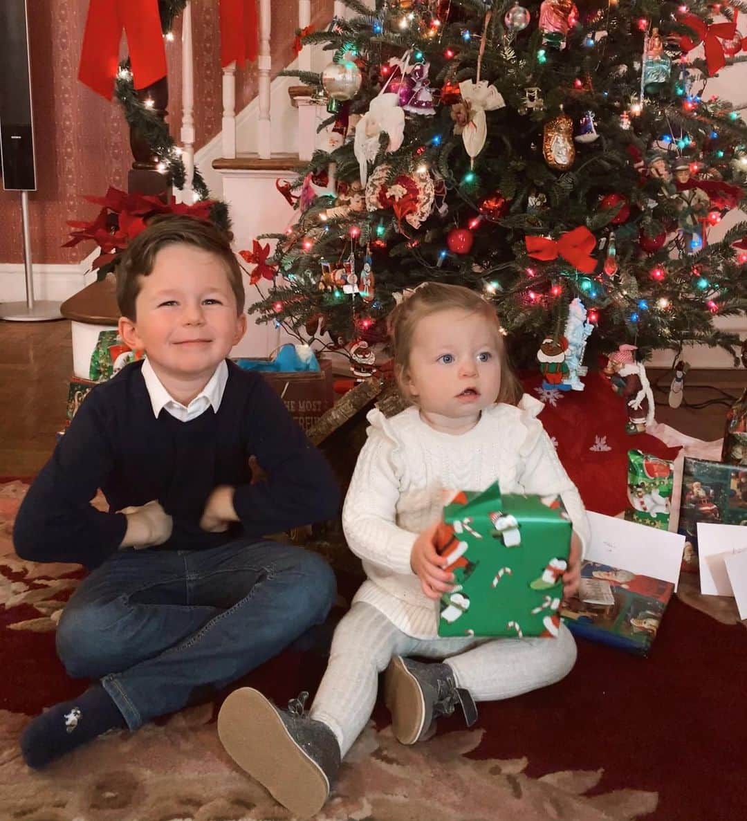 Helena Glazer Hodneのインスタグラム：「Christmas 2020🎄✨🎁. Hope everyone had a wonderful holiday! Ours was utterly exhausting, but still so nice, despite it being the first one without my father. We ate a ton, drank too much wine, baked, opened presents and watched a ton of movies (We watched @christmaschronicles 1 and 2, two times each). Nate keeps requesting them!  Oh and in other news, it was decided that 2020 really needs to go out with a bang - literally. I managed to put a huge hole through our sink <swipe>🤦‍♀️. I mean, this stuff only happens to me. I was doing my usual high maintenance night routine 💅🏻, opened up my medicine cabinet to have a glass jar of cream come tumbling out. I ran out of the bathroom and told Keith 'Umm... something really bad happened 😧.." Thankfully, he was able to find some humor in it🥴😂」