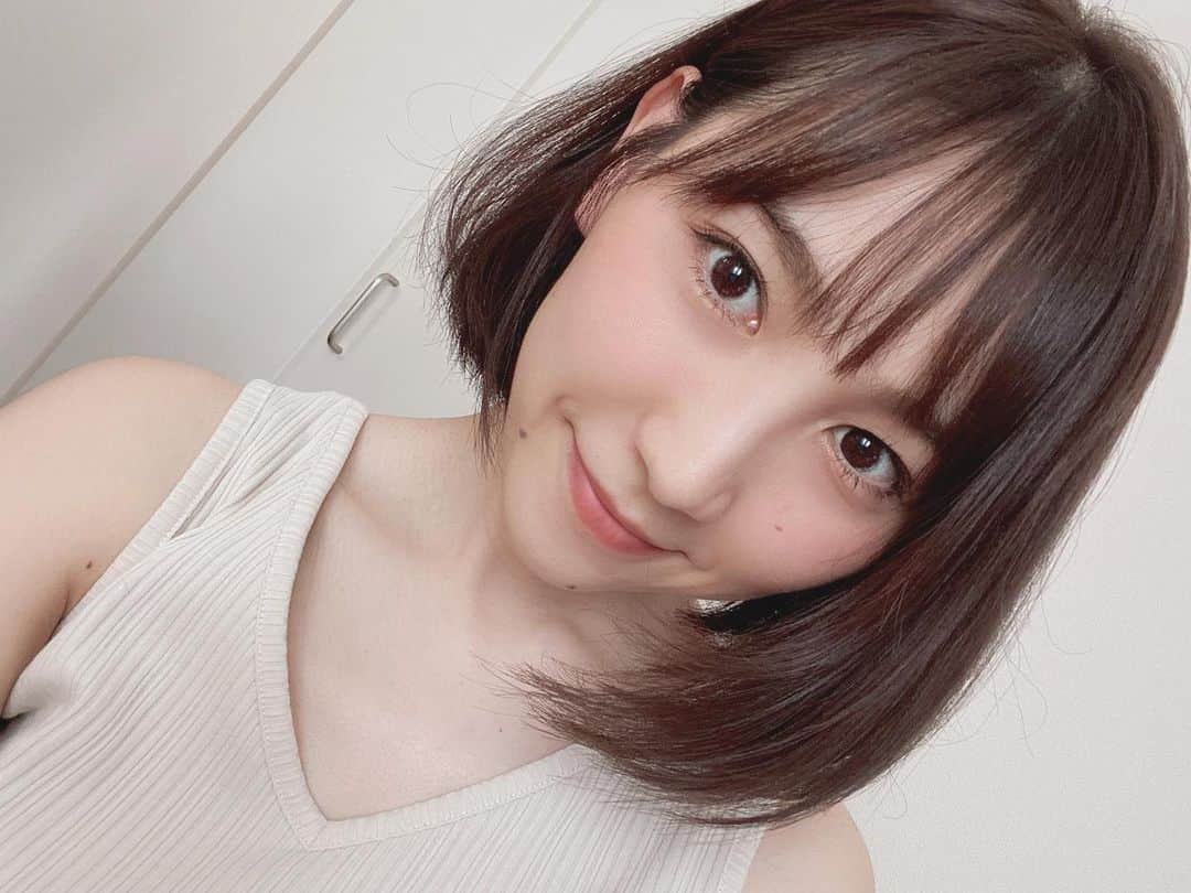 渡辺順子のインスタグラム：「この間まで髪の毛伸ばそうと思ってたのに、切りたい欲が出てきた✄ これくらいの長さにしてしまおうか🤔 ・ リアルな話… 産後の抜け毛で #髪型難民 です🤣 シャンプー変えてケアをする様になって、 '新芽'ならぬ'新毛'が すくすく育っていますのでご安心下さい← ・ ・ ・ #髪型変えたい  #でもロングが好き  #ボブヘアーも好き #そもそも似合う髪型がわからない  #産後のお悩み #産後脱毛ハンパない  #新米ママ #ママスタグラム  #育児奮闘中です #japanese  #japanesegirl  #photography  #mamastagram」