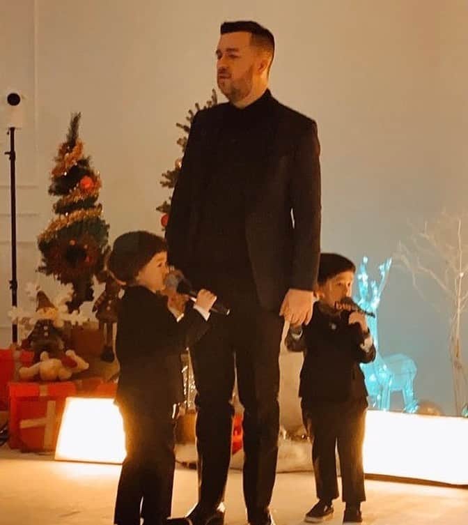 サム・ハミントンのインスタグラム：「양복은 우리 딱 맞네!  We pull off the formal look alright」