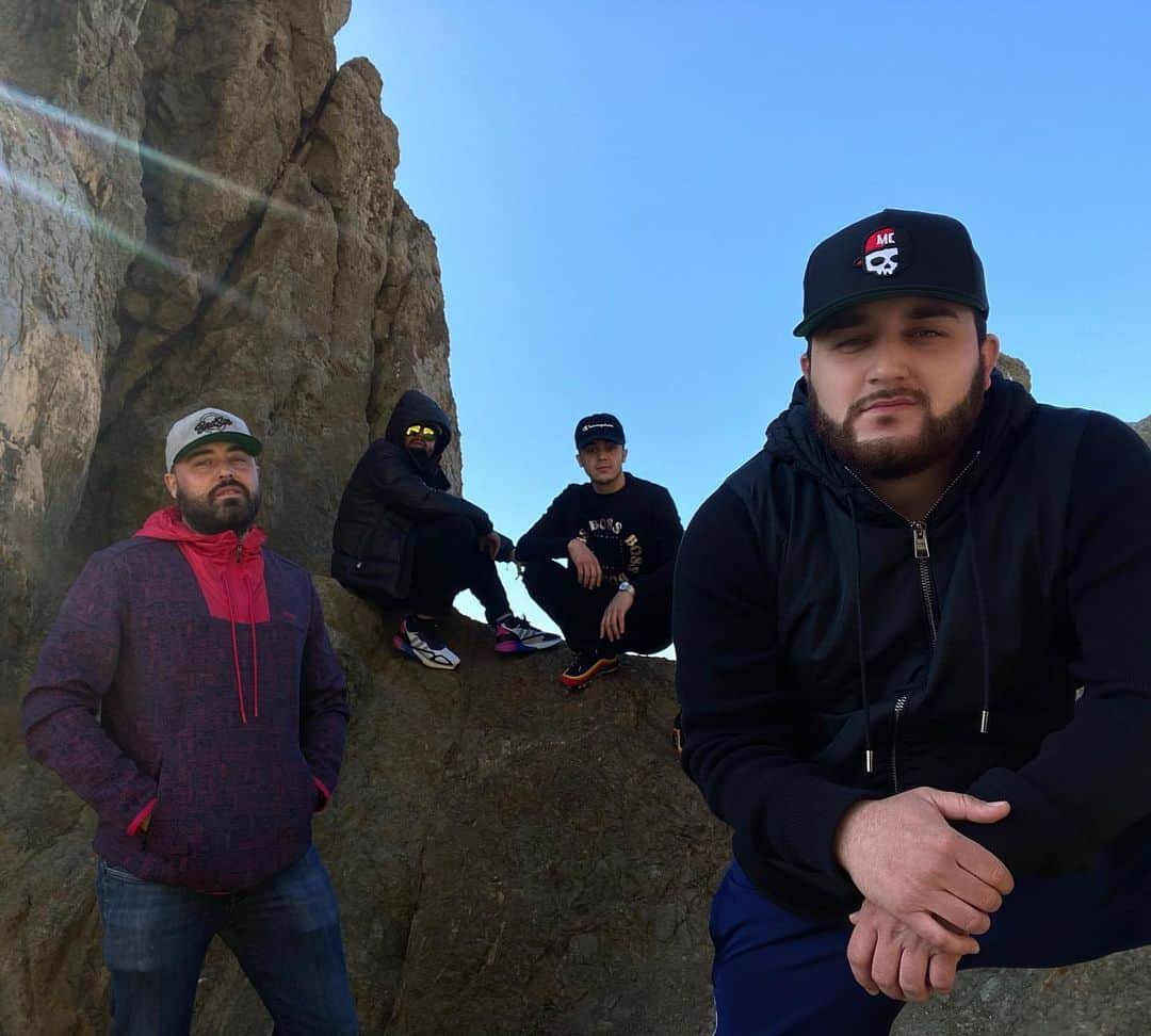ケビン・オーティズのインスタグラム：「Una foto de ayer con mis carnales @gerardoortizoficial  @oscarortizoficial  @badsinw1 🙏🏻🔥👌🏻」