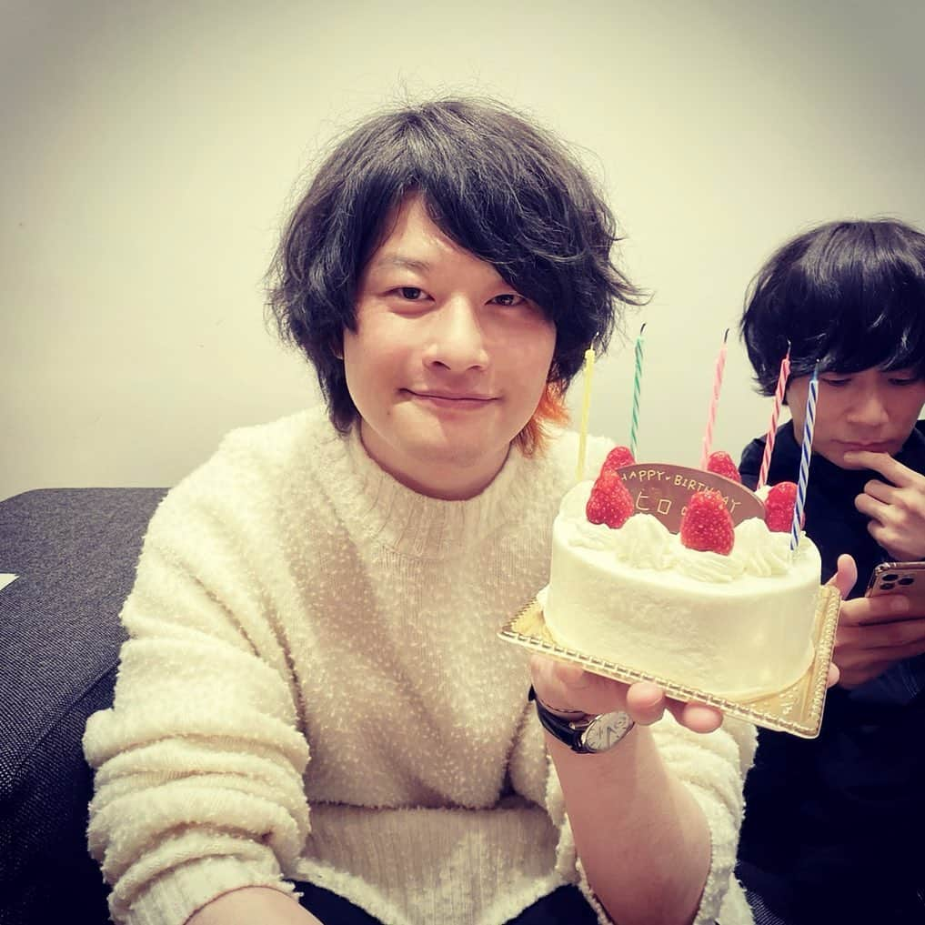 磯部寛之さんのインスタグラム写真 - (磯部寛之Instagram)「So it’s my birthday. I’m so grateful to have all of you in my life. Thank you all so much for your birthday wishes even though it’s midnight here in Japan! Hiro 今年も無事に誕生日を迎えました。皆さんが俺の人生に関わってくれてとてもありがたく、そして嬉しく思ってます。そして日付け変わったばかりにも関わらず、既に沢山のメッセージ本当にありがとう。今までで最高の歳にしようと思いますので、皆さん色々と楽しみにしててください。ひろ #justanotherbirthday #dec29th #まさか #の #去年 #の #誕生日 #と #同じ #ニット #笑 #どんまい #そういう #季節 #背景 #は #川上洋平」12月29日 0時43分 - hiro_isobe_alexandros