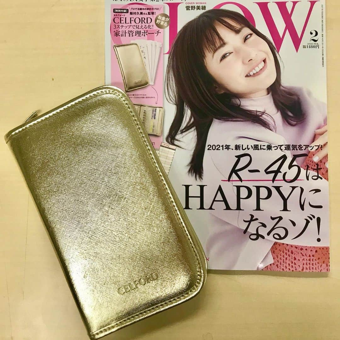 GLOWさんのインスタグラム写真 - (GLOWInstagram)「GLOW2月号発売しました‼️. . 通常号はセルフォードの家計管理ポーチが付録です♪. TVで活躍中のファイナンシャルプランナー飯村久美さんに監修頂き、本誌ではこのポーチを使ったお金を貯めるテクニックをご紹介. 現金派もカード派もこのポーチを活用して2021年は貯め体質に❗️. . 縁起がよく品もよいゴールドカラー✨. . ぜひお求め下さい. . #雑誌グロー #40代女子 #glow2月号付録 #セルフォード #celford #家計管理ポーチ #お金が貯まる #発売中 #編集長I」12月29日 0時43分 - glow_tkj