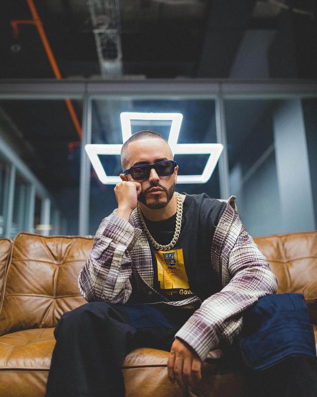 ヤンデルのインスタグラム：「LA LEYENDA! ⏳ @lamusica Esperando el 31 🔌 no te lo pierdas!」