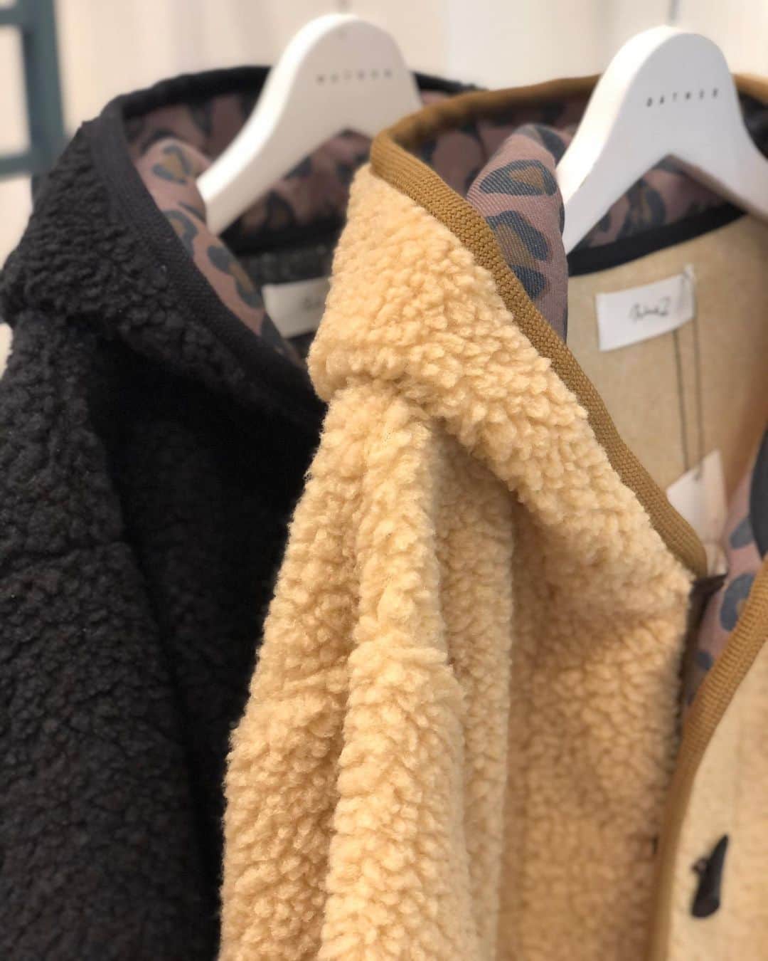 新谷美奈のインスタグラム：「.﻿ ﻿ 🤎beige﻿ 🖤black﻿ ﻿ ヒョウ柄フリークには﻿ たまらないアングルですね🥰﻿ ﻿ Nina mew﻿ coat ¥36,000+tax﻿ ______________________________________﻿ ﻿ 🎍Nina mew 2021 HAPPY BAG🛍﻿ 数量限定！予約販売は12/31まで🤍﻿ ﻿ ☃️WINTER SALE開催中！﻿ ﻿ @ninamew_official#Ninamew#ニーナミュウ#ゆめタウン#ゆめタウン佐賀#セレクトショップ#selectshop#ボアコート早速人気です🧸」