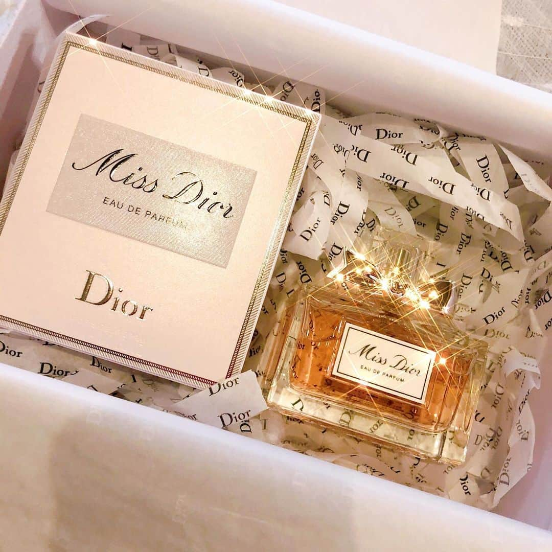 桐原愛歩さんのインスタグラム写真 - (桐原愛歩Instagram)「もうひとつのChristmas present🎄🎁 . #dior #missdior #ミスディオール #オードゥパルファン」12月29日 0時53分 - ayuayu_1003