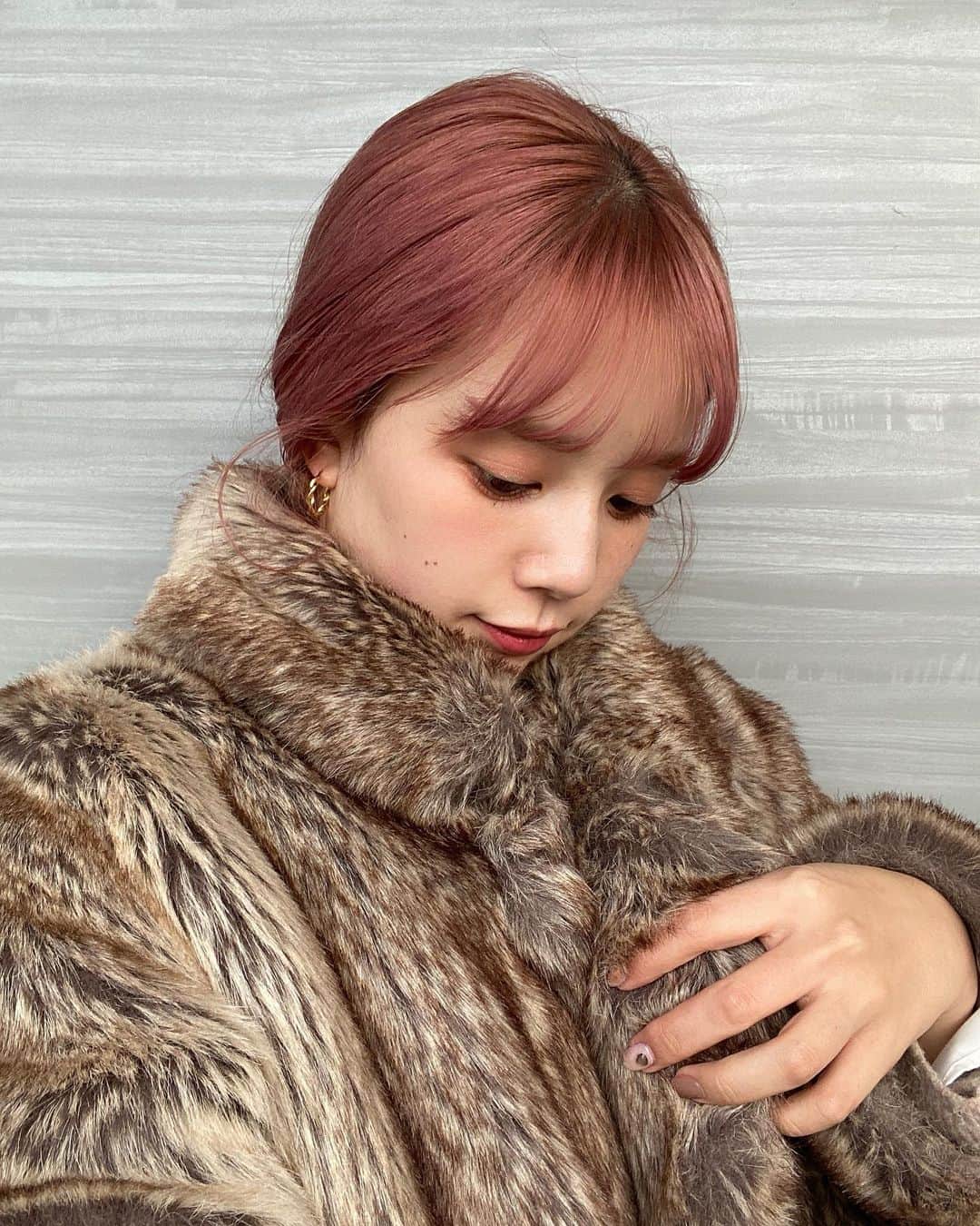 目見田早弥子のインスタグラム：「🤍. このコートまた出してこよっと♡ 約１年前💭」