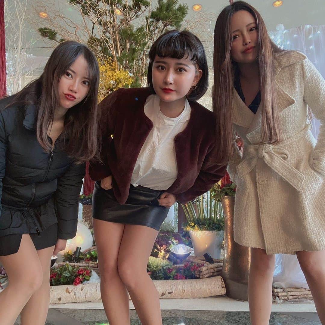 hina2221のインスタグラム：「この2人に出会ったのはちょうど1年前❤️ 仲良くしてくれてうれしい😊💕 . . .  #ゴルフ女子 #taylormade #ドライバー#スライス#ゴルフ男子#ゴルフ好きな人と繋がりたい#ゴルフレッスン#ゴルフスイング動画 #練習記録#ゴルフレッスン#ゴルフ練習#ゴルフ#ゴルフ女子#筋トレ女子#ゴルフウェア#ゴルフスイング#スイング動画#ゴルフ好き#インスタゴルフ#スポーツ女子#스포츠#골프#골프웨어#高尔夫#putter#golfgirl#脚フェチ #美脚女子」
