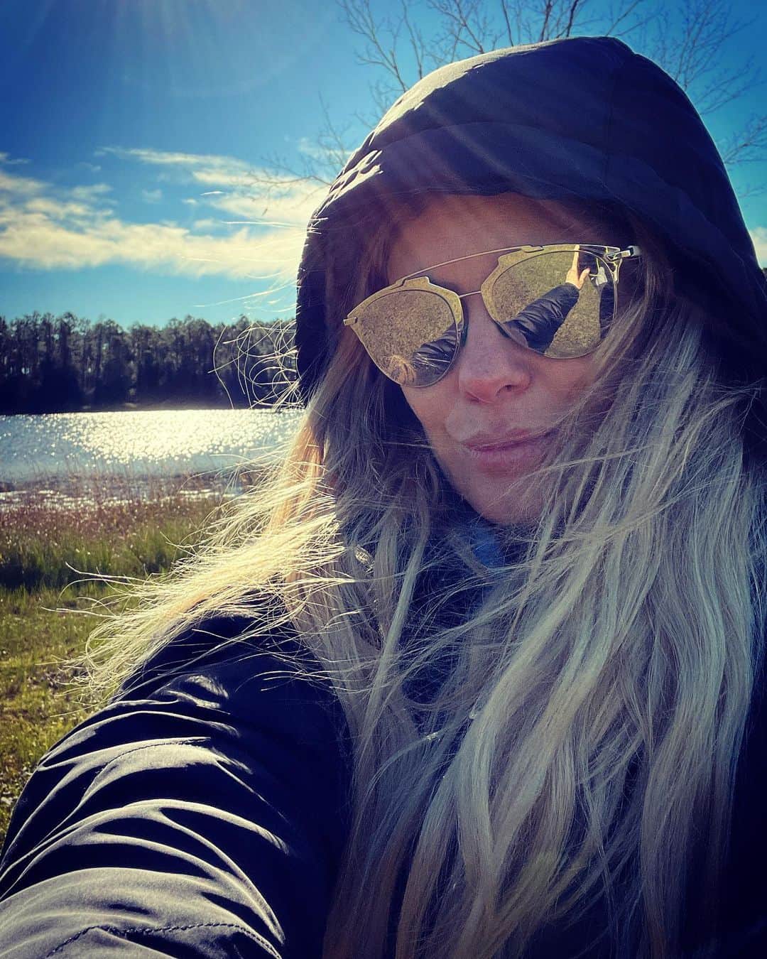 カロライナディークマンのインスタグラム：「tava tudo bem,  até a árvore virar  um chifre de mil galhos  na minha cabeça... 🥴」