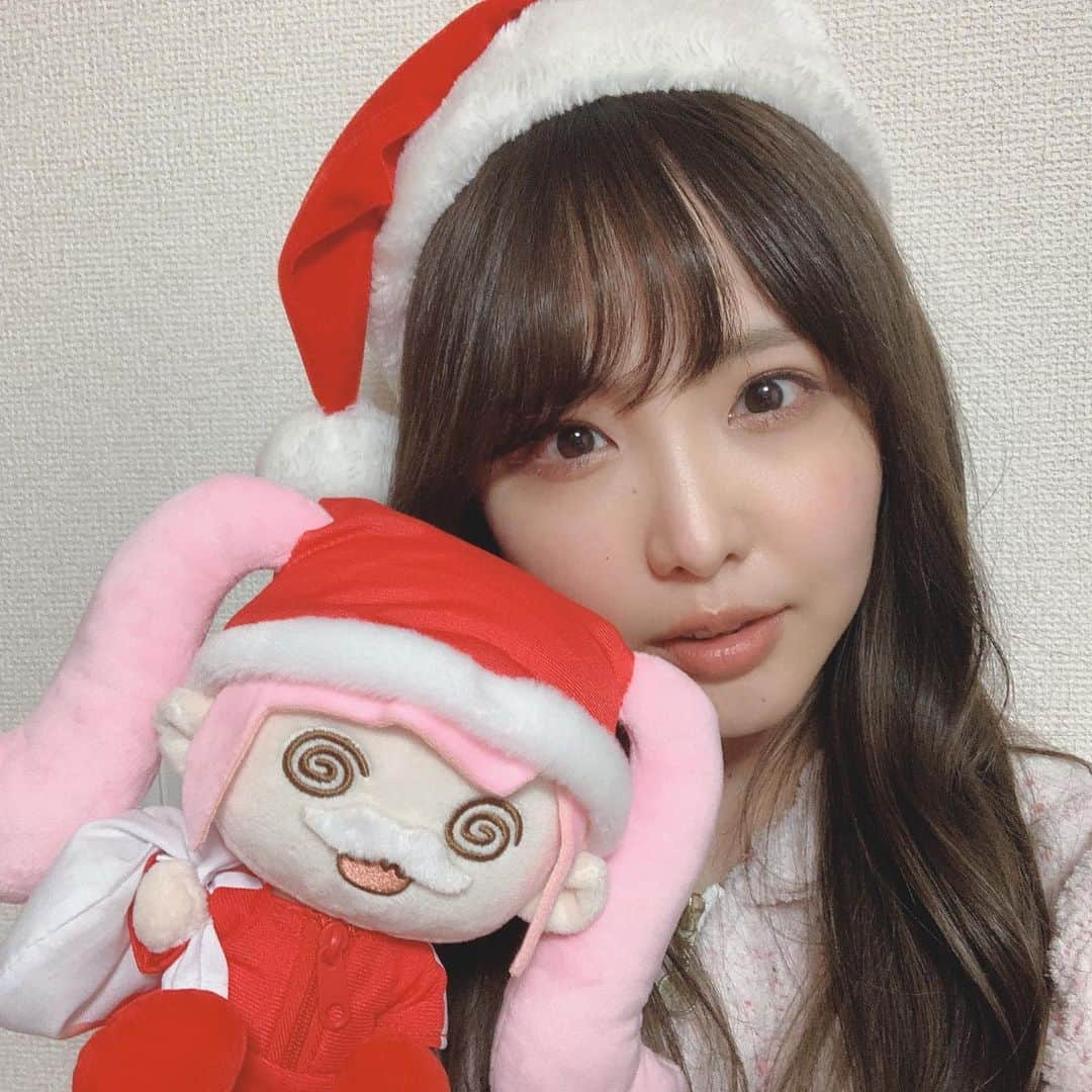 松村香織さんのインスタグラム写真 - (松村香織Instagram)「🎄  かおたんぬいぐるみ サンタバージョンは ころにゃの影響で 中国さんの生産間に合わず  サンプルだけ届きました（笑）  めちゃめちゃ可愛いから 来年にとっておくね🥺  クリスマスは おいしいピザ食べた🍕  🦀と辛いやつ🍕  年末年始でブクブクに ならないように 気をつけます  今、過去一やばいかも説  🐷  #メリークリスマス #merrychristmas #ピザ」12月29日 1時01分 - kaotan_0117