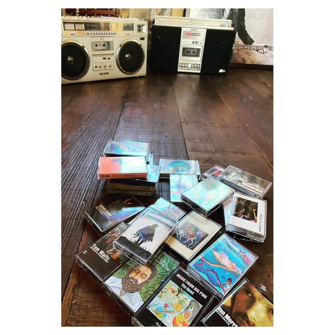 Caravanのインスタグラム：「2020.12.28  年内 最後のクリエイティ部。  カセットDJ @kenji_mizoguchi さんと  先日に引き続きトートバッグを  一枚一枚、メッセージ込めて手刷りしました。  近日 @caravan_studiobyrd にて  お知らせします。  #studiobyrd」