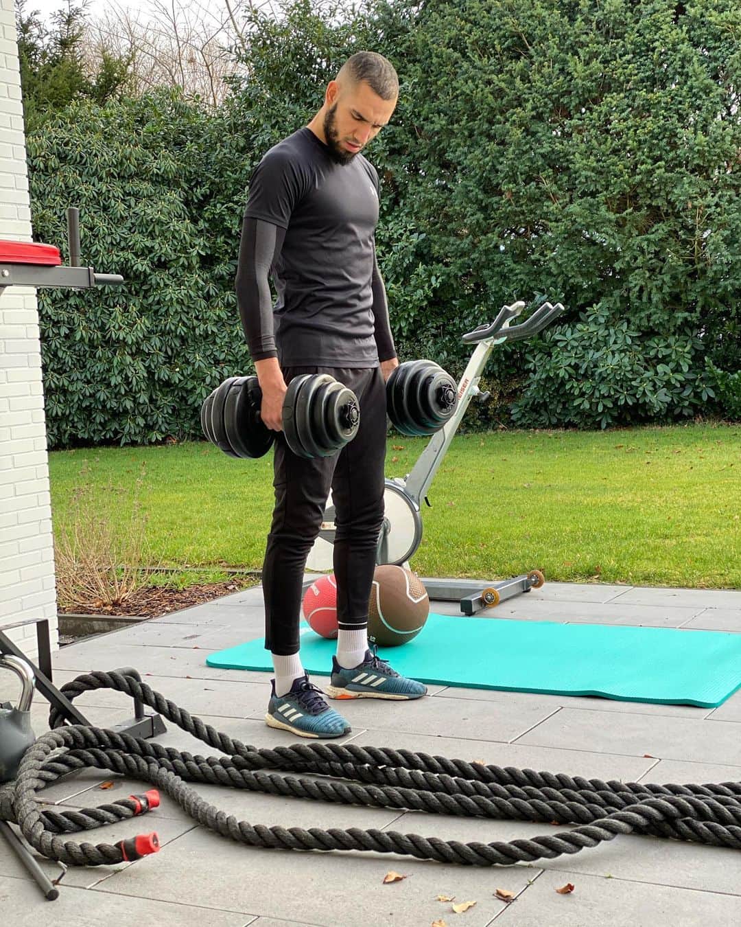 ナビル・ベンタレブのインスタグラム：「Routine. 💪🏽#hardworkdedication💯」