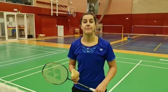 キャロリーナ・マリンのインスタグラム：「Challenge acepted @chrislangridge.gb 😎   Volvemos a los entrenamientos y acabamos con el  #messfreechallenge de @oldelpasoes 🌯🏸  A ver de qué sois capaces con vuestras #tortillapockets! 🤔 #ad」