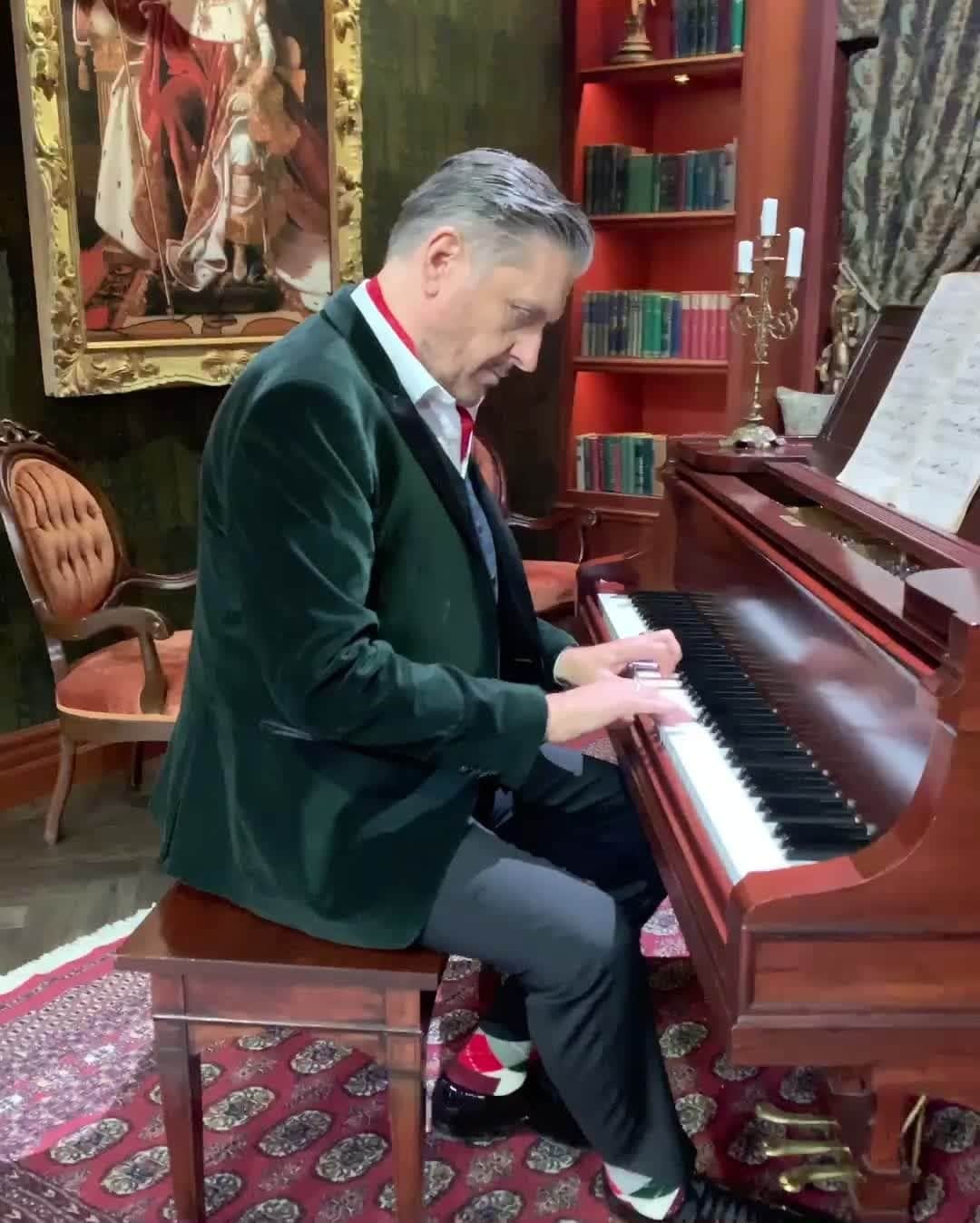 アメリカン・ブロードキャスティング・カンパニーのインスタグラム：「Not only is @craigyferg an amazing host, he can also play the piano...or can he?! 🤔 🎹 #TheHustler premieres January 7 at 10|9c!」
