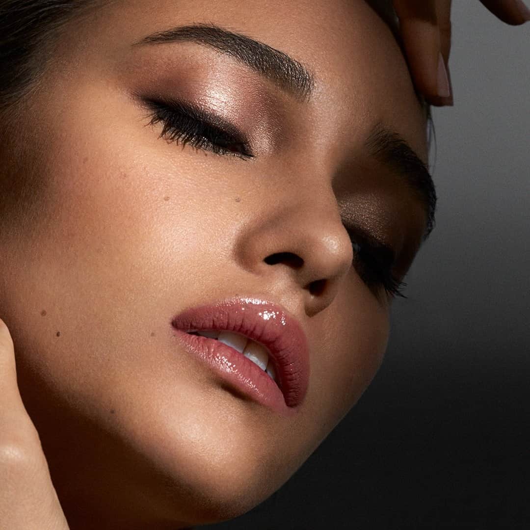 エスティローダーのインスタグラム：「New Year wishes and midnight kisses.💋 #PureColorEnvy in shade Discreet 160, gets us ready for that special night 😘 Tap to shop!」