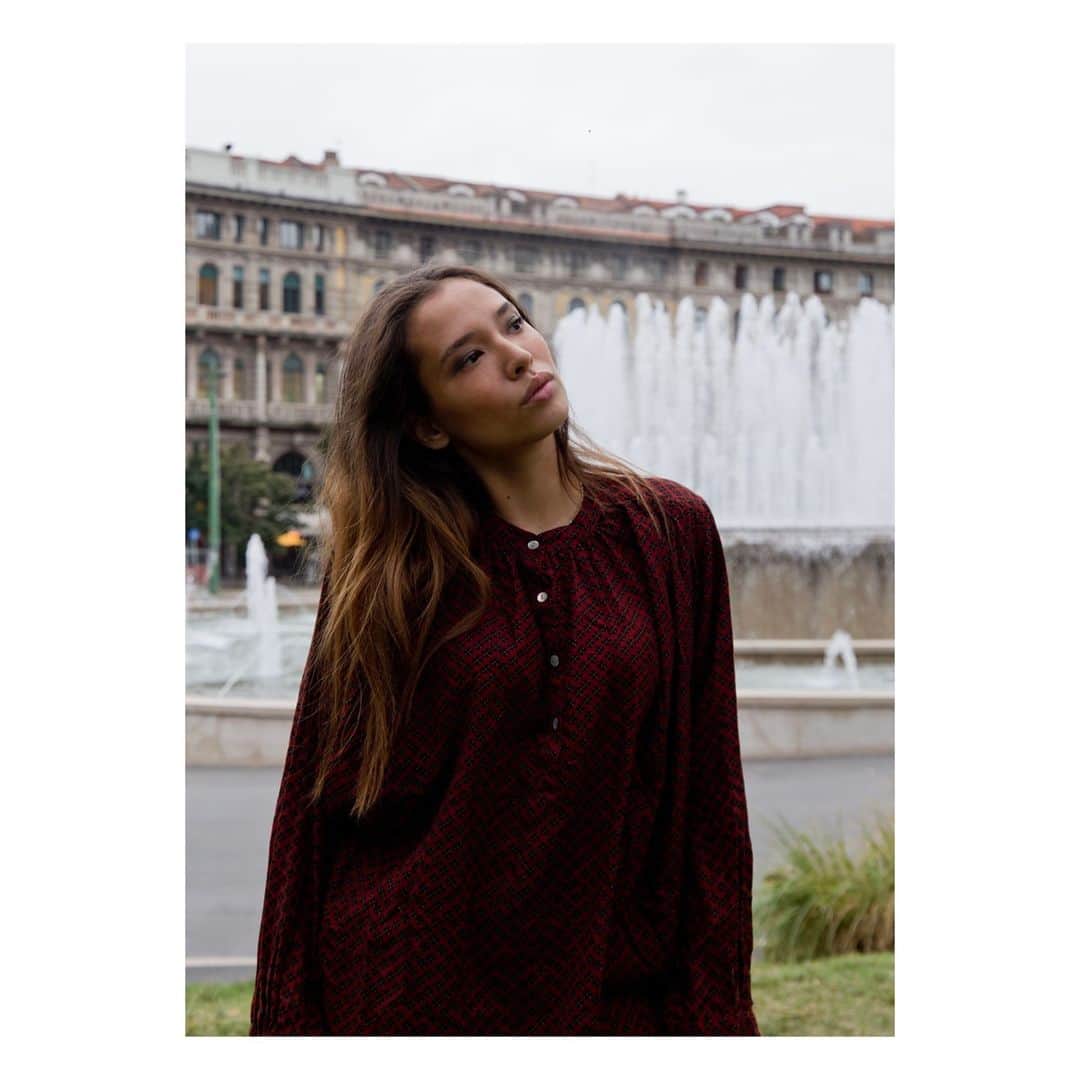 マッタのインスタグラム：「Effortless. ⁠ ...seen here our Bheeti Taara Dress. Now on sale.  Link in bio for more.」