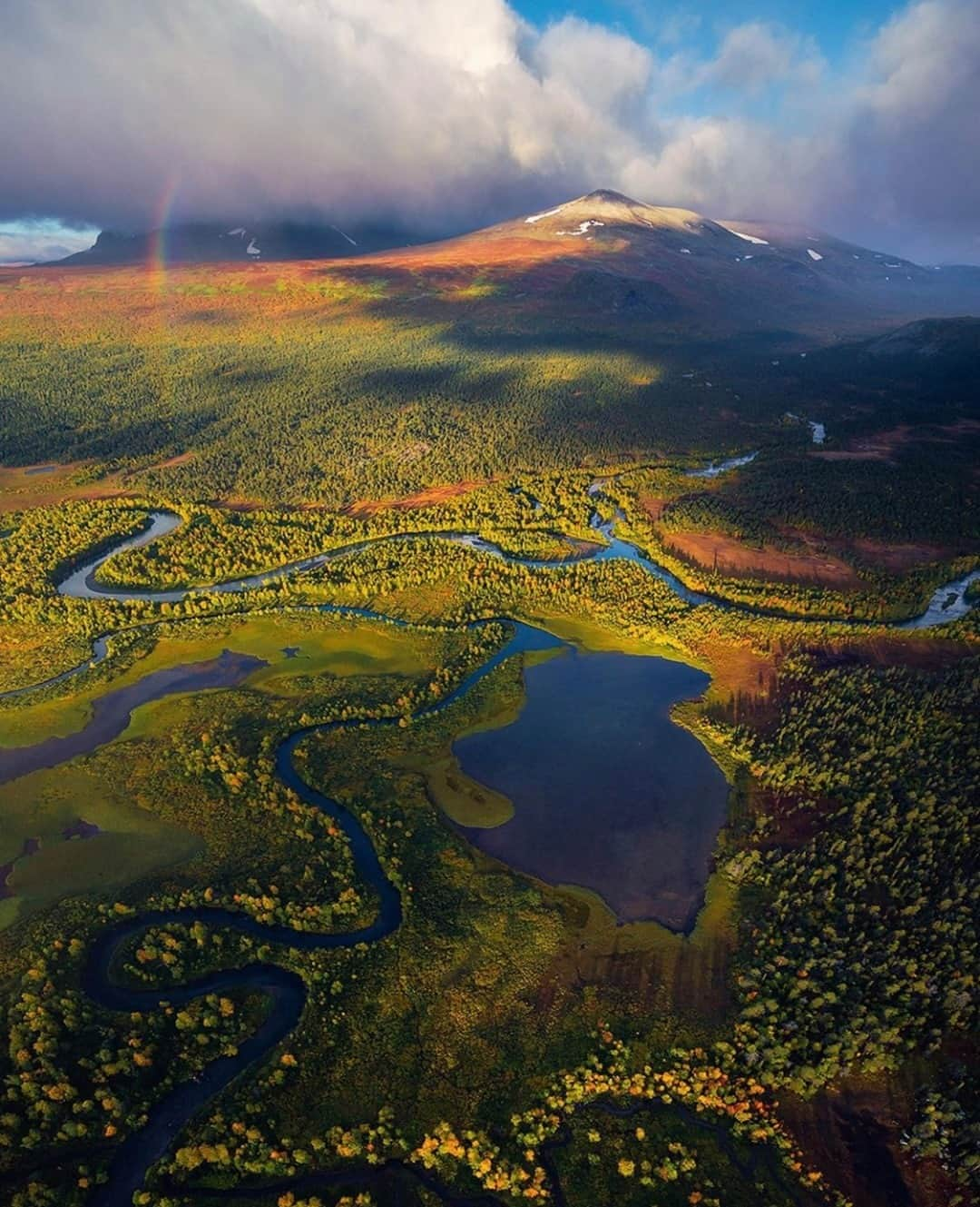 Earth Picsさんのインスタグラム写真 - (Earth PicsInstagram)「The beauty of Swedish Lapland. 😍 Who would you like to explore here with? Photo by @marcograssiphotography」12月29日 1時00分 - earthpix