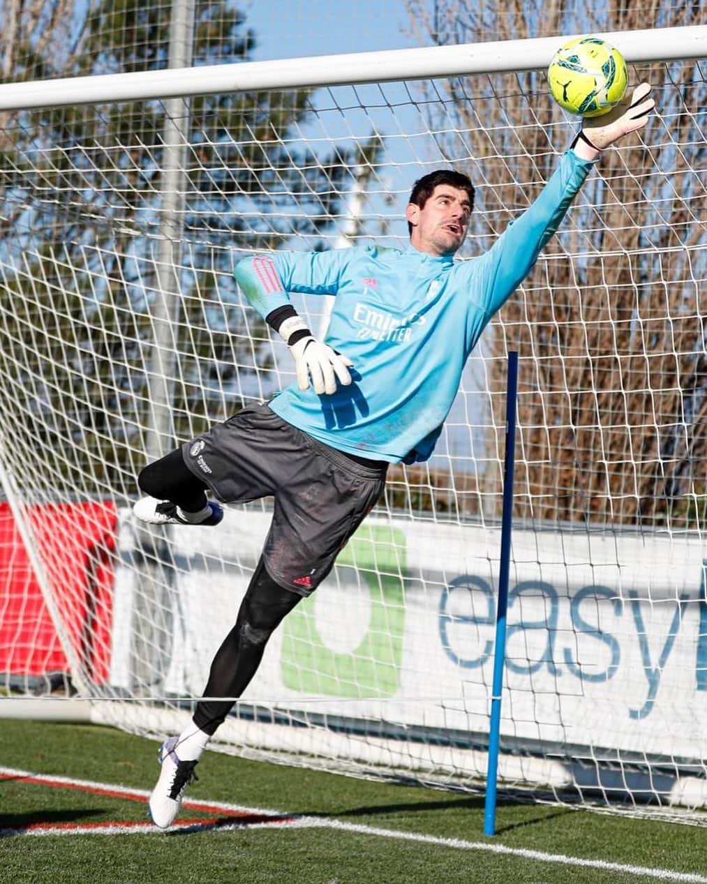 ティボ・クルトゥワのインスタグラム：「Un día menos para el próximo reto. Focus -> Elche! #HalaMadrid」
