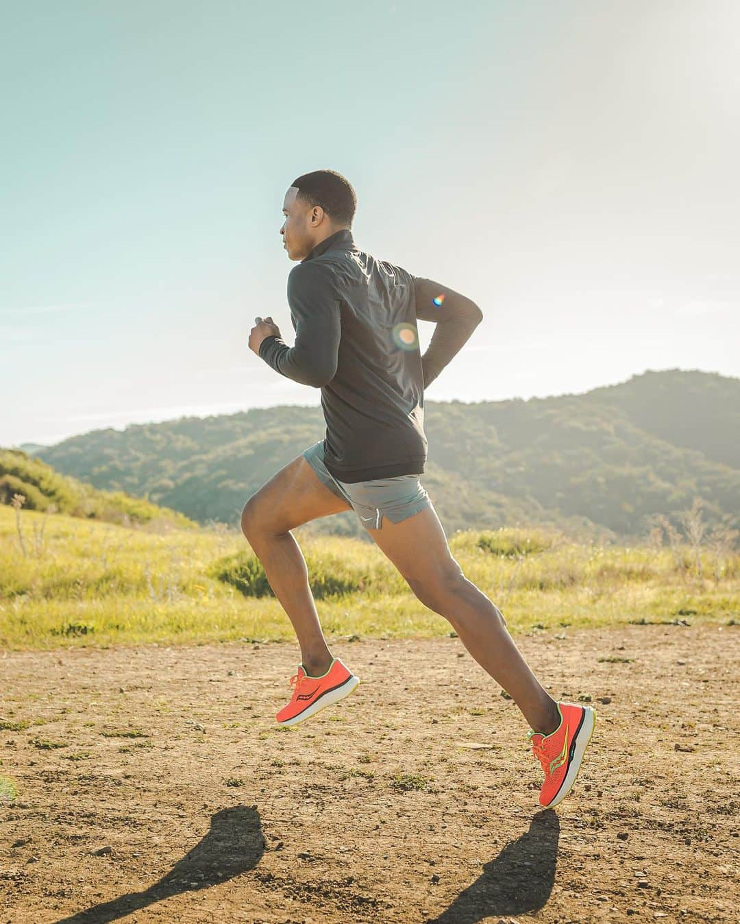 サッカニーさんのインスタグラム写真 - (サッカニーInstagram)「Cap off the year with award-winning goodness. And enter the new one with the best shoes on your feet. Period.⁣ ⁣ #Triumph18 #RunForGood」12月29日 1時05分 - saucony