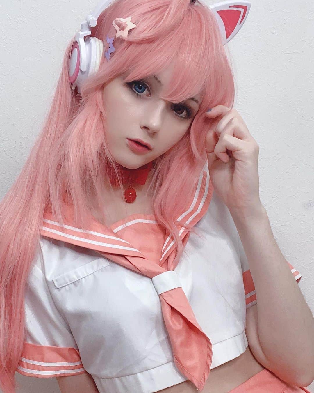 Hirari Ann（ヒラリー アン）のインスタグラム：「Meow meow 🐱 what language do you speak? Did you know that im actually a language teacher?」