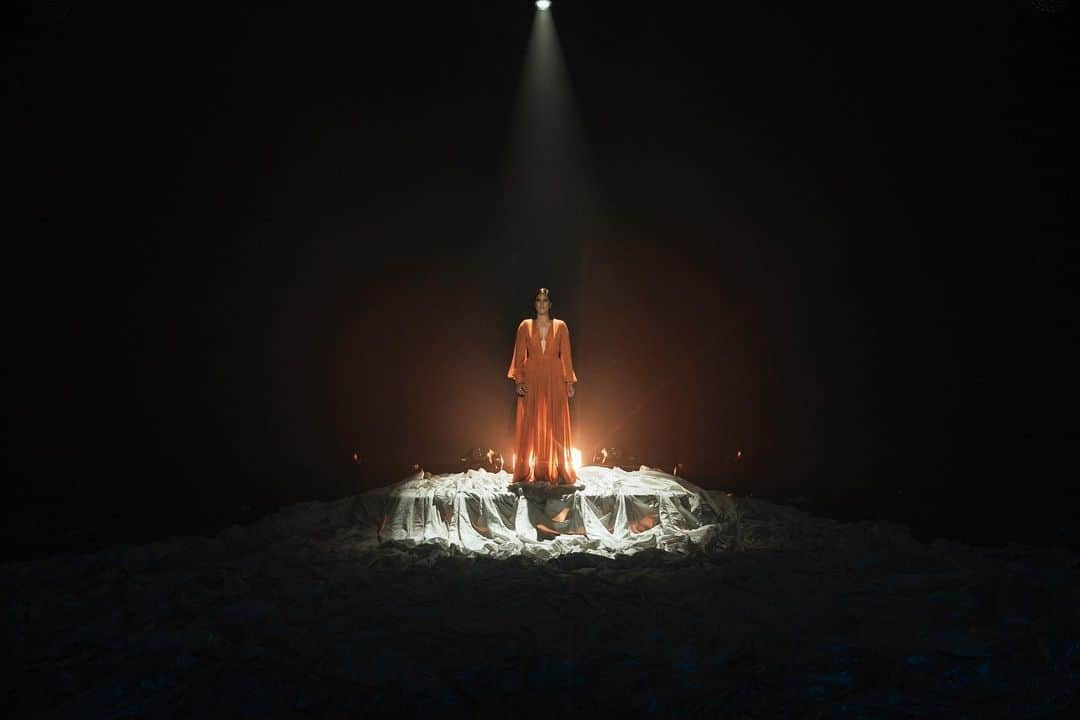 のインスタグラム：「Swipe for how I felt after filming 8 full music videos in two days 😅 Shoutout to @lee1597 @44designs for keeping everyone focused and the energy high so we could deliver these heartfelt videos to you. They all turned out so beautiful but I think my favorite is the official video for Rise and Shine, pictured here. Loved getting to wear a fancy dress again, too! Been a while! 📸 @chonsuego」