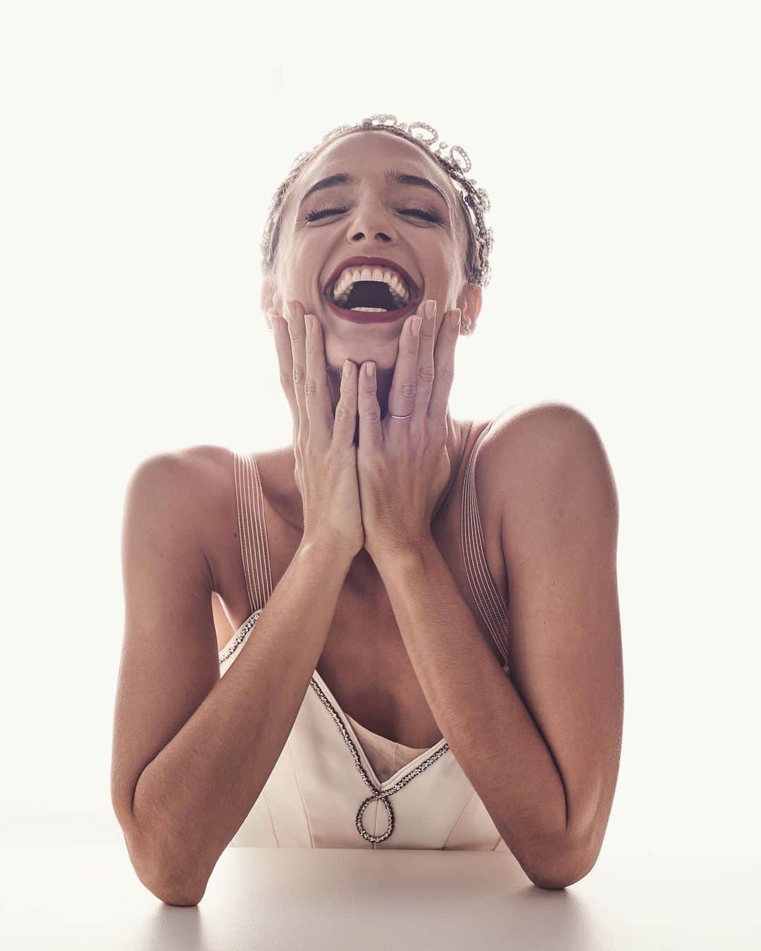 ドロテ・ジルベールのインスタグラム：「Joyeuses fêtes à tous. J’espère qu’on se retrouvera vite sur scène à la rentrée. 🍀❤️ Photo de @jamesbort」
