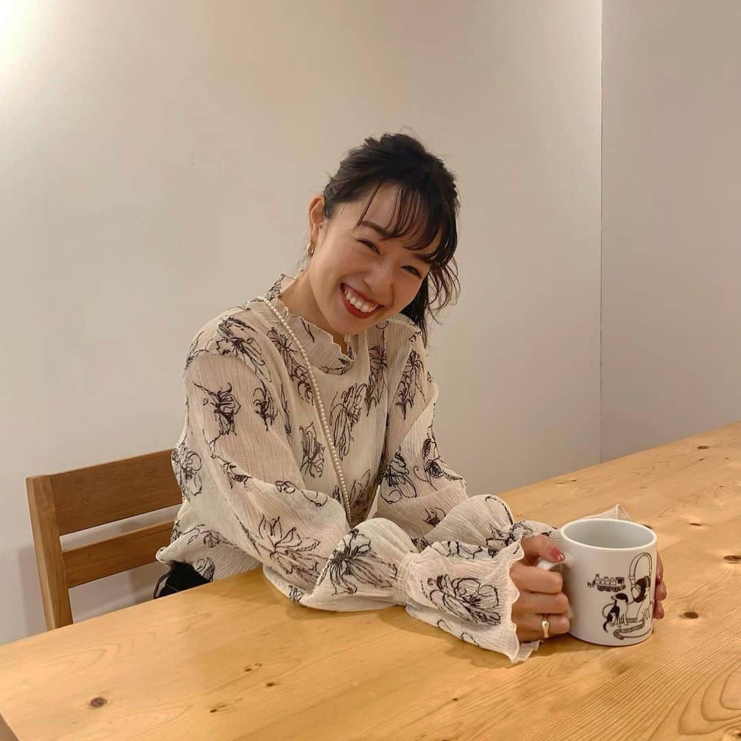 吉田佳菜のインスタグラム：「ㅤㅤㅤㅤㅤㅤㅤㅤㅤㅤㅤㅤㅤ ㅤㅤㅤㅤㅤㅤㅤㅤㅤㅤㅤㅤㅤ 今年もあと3日！早いなぁ。。🙄 年々早くてびっくりする！ ㅤㅤㅤㅤㅤㅤㅤㅤㅤㅤㅤㅤㅤ 毎日お気に入りの洋服を着て髪もメイクも楽しんで 1日1日大切に過ごそう！♪ 今日はラインフラワーのブラウスでした🌷 ㅤㅤㅤㅤㅤㅤㅤㅤㅤㅤㅤㅤㅤ ㅤㅤㅤㅤㅤㅤㅤㅤㅤㅤㅤㅤㅤ #kana_chicode #ちわcode #whoswhochico #salonbychico  #モノトーンコーデ #花柄ブラウス  ㅤㅤㅤㅤㅤㅤㅤㅤㅤㅤㅤㅤㅤ」