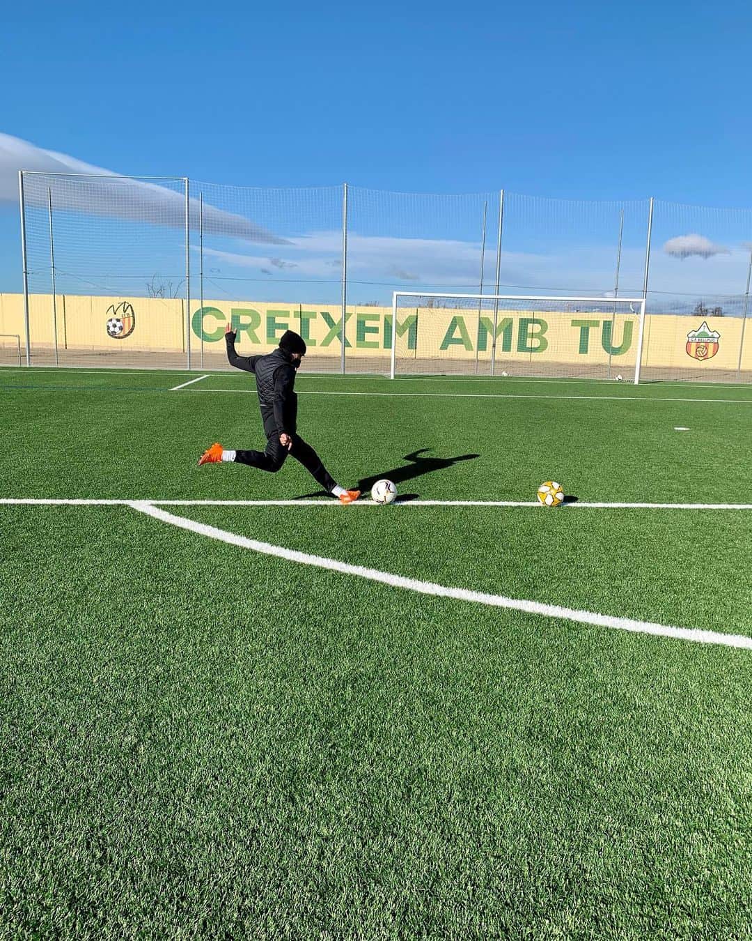 ボージャン・クルキッチのインスタグラム：「Bellpuig sempre ha format part de la meva vida. Amb ells vaig començar a jugar a futbol, en aquest camp que tan bons records em porta. D'això en fa més de 25 anys, però seguim creixent junts 🧡// Bellpuig have always been part of my life. It was with them that I started playing football and on this pitch, which brings back such good memories. That's now over 25 years ago and we continue to grow together 🧡// Bellpuig ha formado siempre parte de mi vida. Con ellos empecé a jugar a fútbol, en este campo donde me trae tan buenos recuerdos. Hace más de 25 años, y seguimos creciendo juntos 🧡」