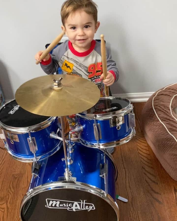 ディーナ・ニコール・コルテーゼのインスタグラム：「CJs pop pop got him drums for Christmas 😂 this should be fun .. I think I have a little musician on my hands ❤️」