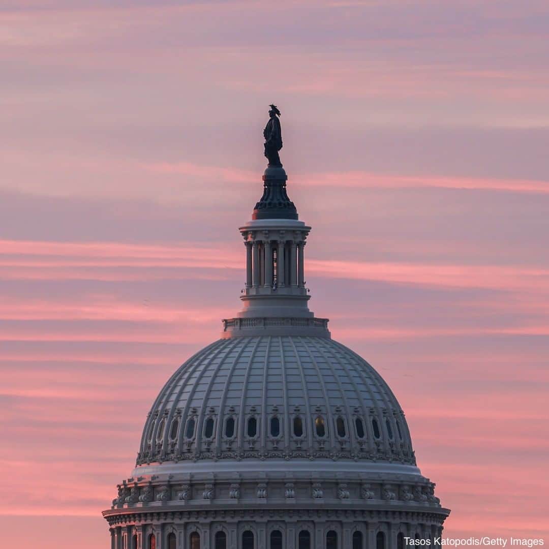 ABC Newsさんのインスタグラム写真 - (ABC NewsInstagram)「The sun rises over the U.S. Capitol in Washington, D.C., the morning after President Donald Trump signed the $900 billion coronavirus relief package.」12月29日 1時26分 - abcnews